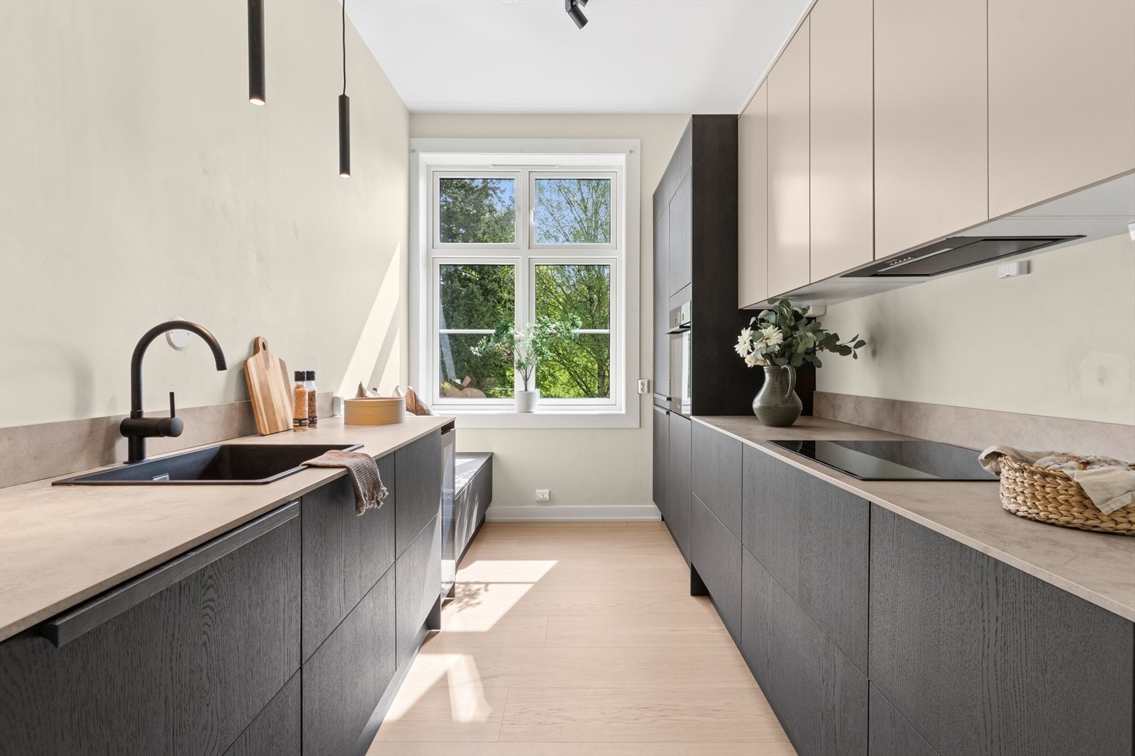 Kjøkkenet fremstår som stilrent og moderne, med god skap- og benkeplass som gjør det både funksjonelt og innbydende. Galleribilde