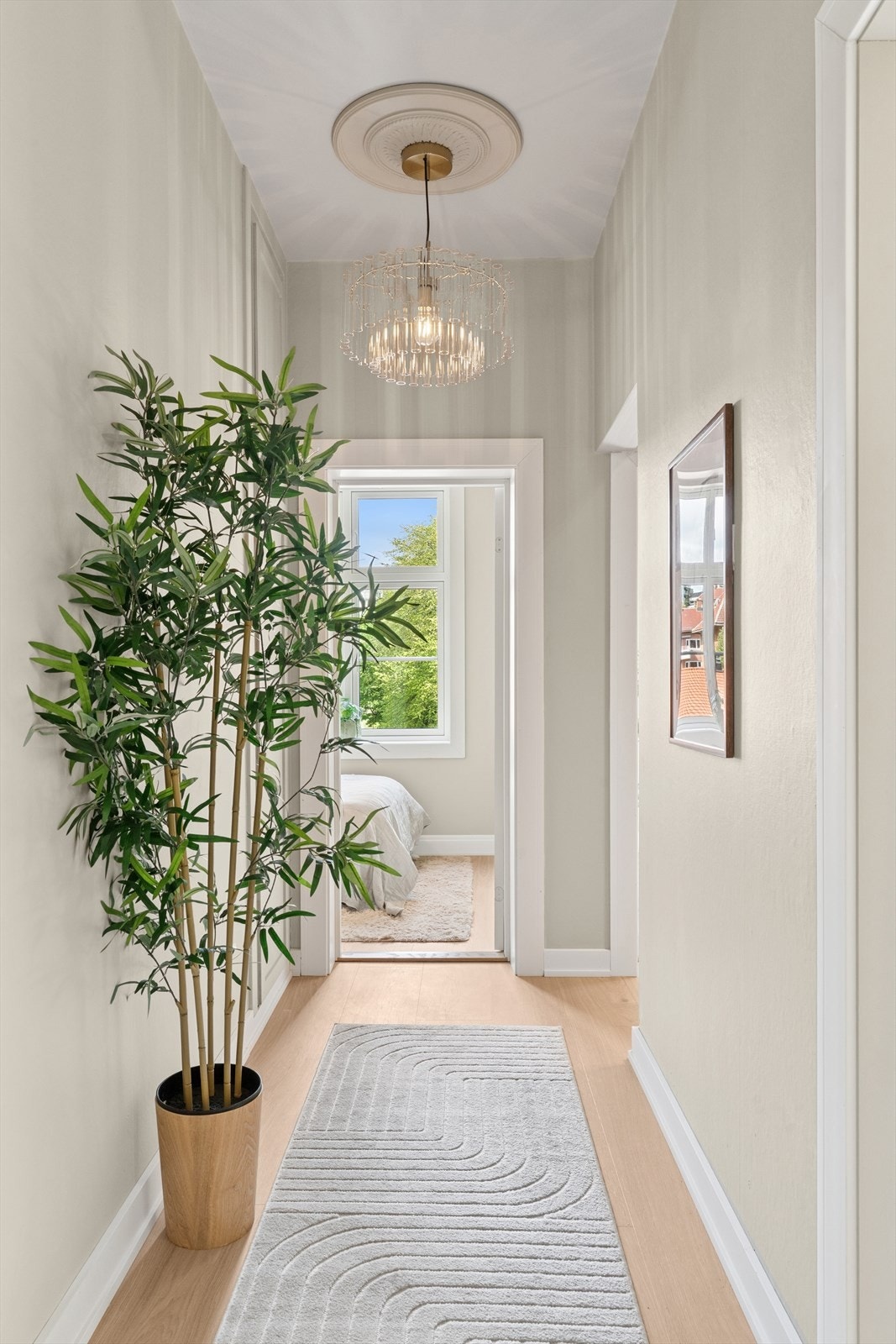 Her møtes du av en varm og hyggelig atmosfære som setter tonen for resten av boligen - et hjem du virkelig kan trives i. Velkommen inn! Galleribilde