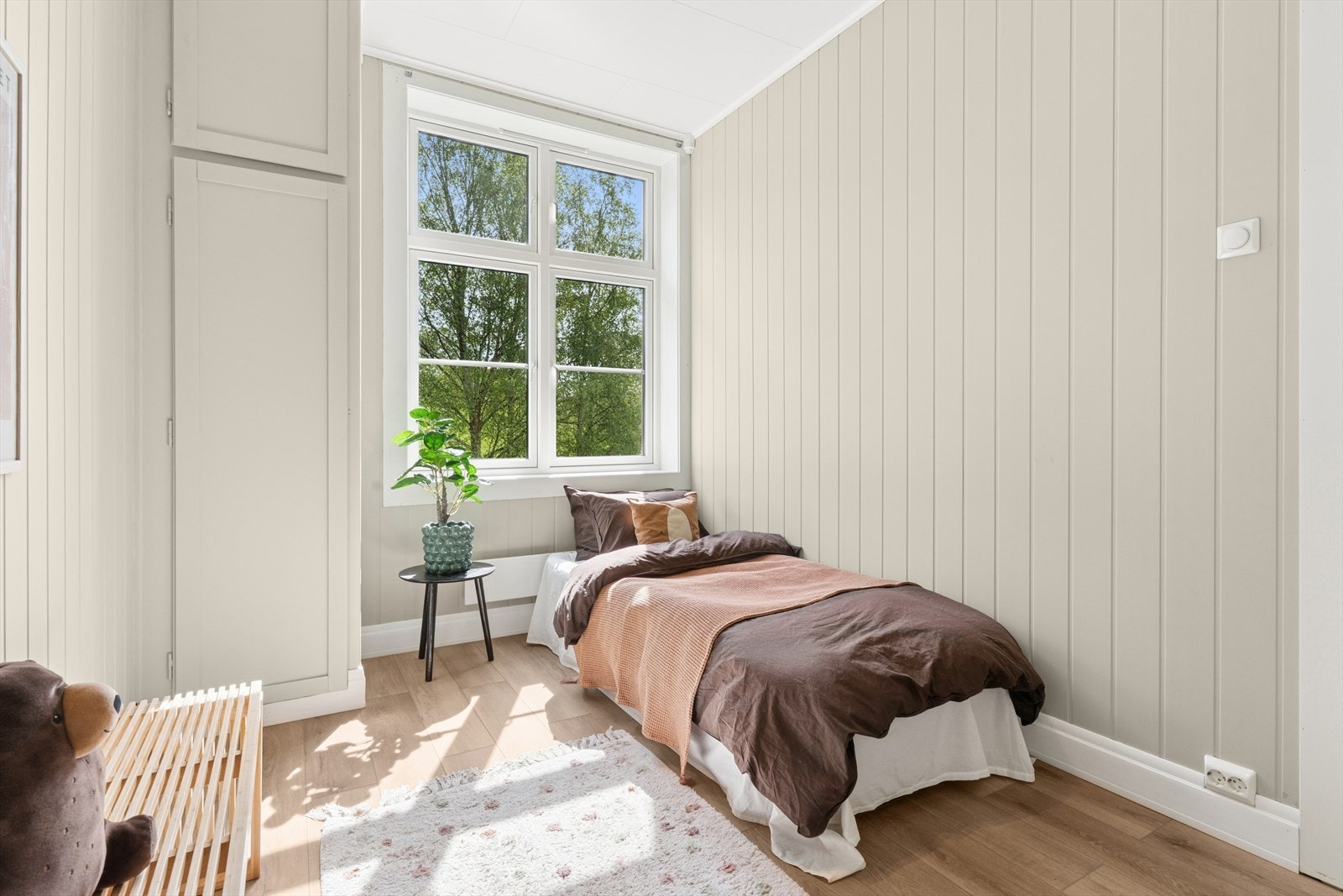 I tillegg er det rikelig med plass til garderobeløsninger i alle rom, slik at du kan holde orden på klær og eiendeler på en praktisk og stilfull måte. Galleribilde