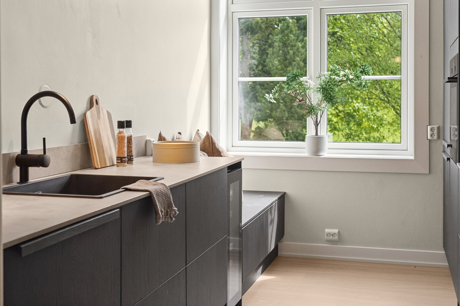 Ifølge eier er kjøkkenet nytt fra 2025, noe som gjenspeiles i den oppdaterte og tidsriktige utførelsen. Galleribilde