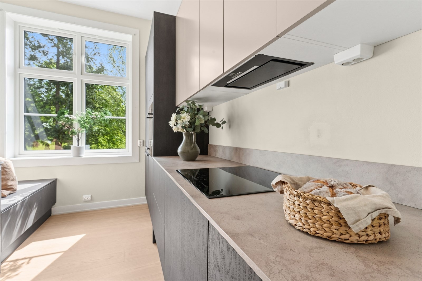 Innredningen består av slette fronter og en slitesterk benkeplate i laminat, levert av Epoq. Galleribilde