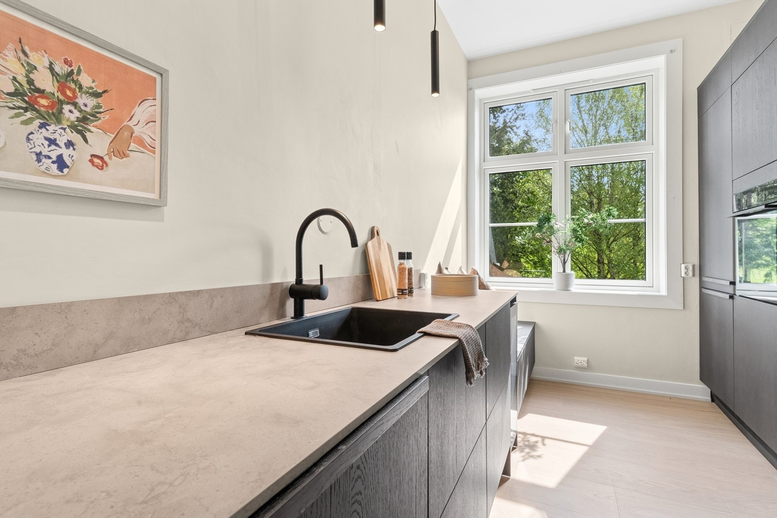 Oppvaskkummen er i solid kompositt, som både er praktisk og estetisk tiltalende. Galleribilde