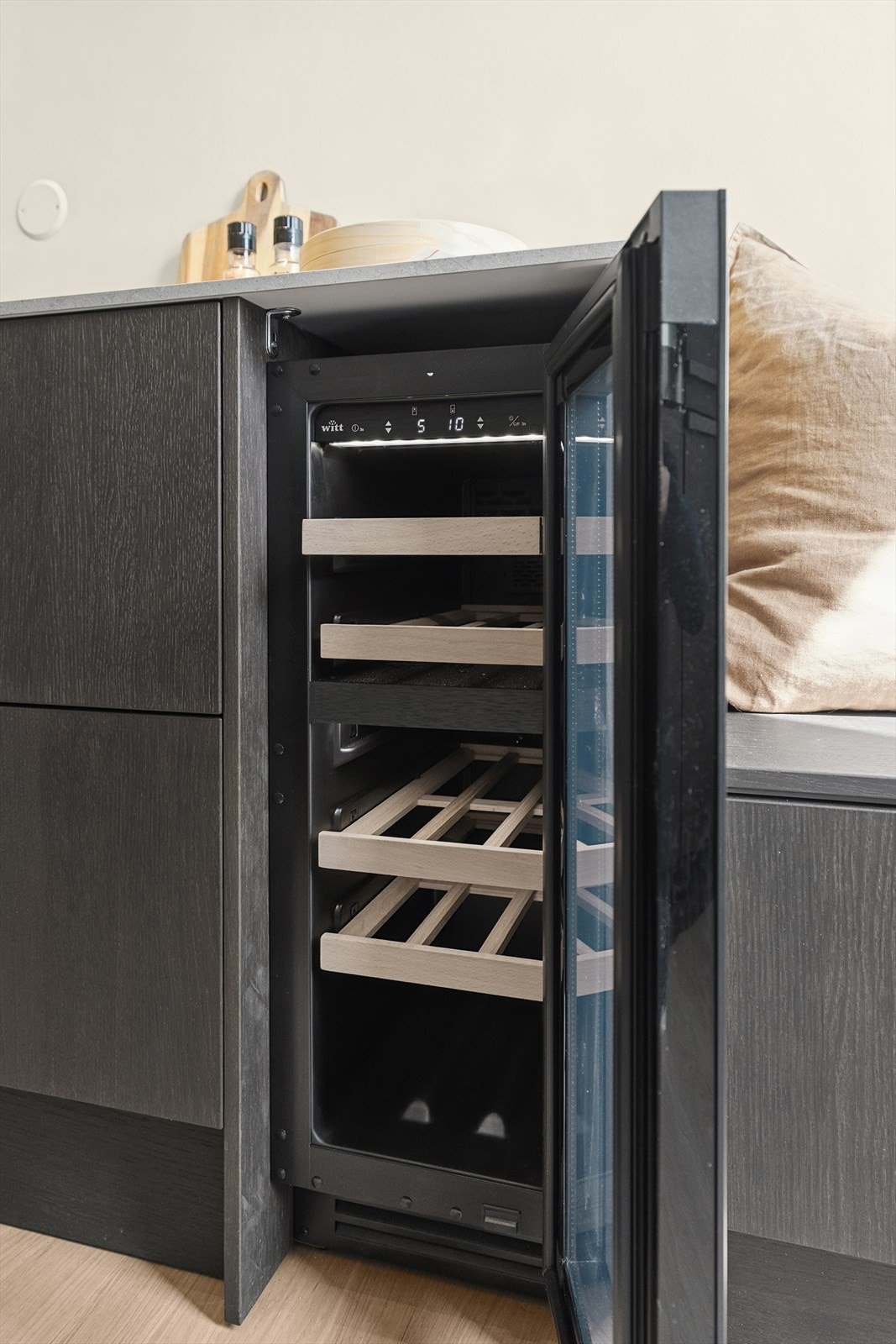 Vinskapsløsningen gir virkelig det lille ekstra - en elegant detalj som hever både stil og funksjonalitet. Galleribilde