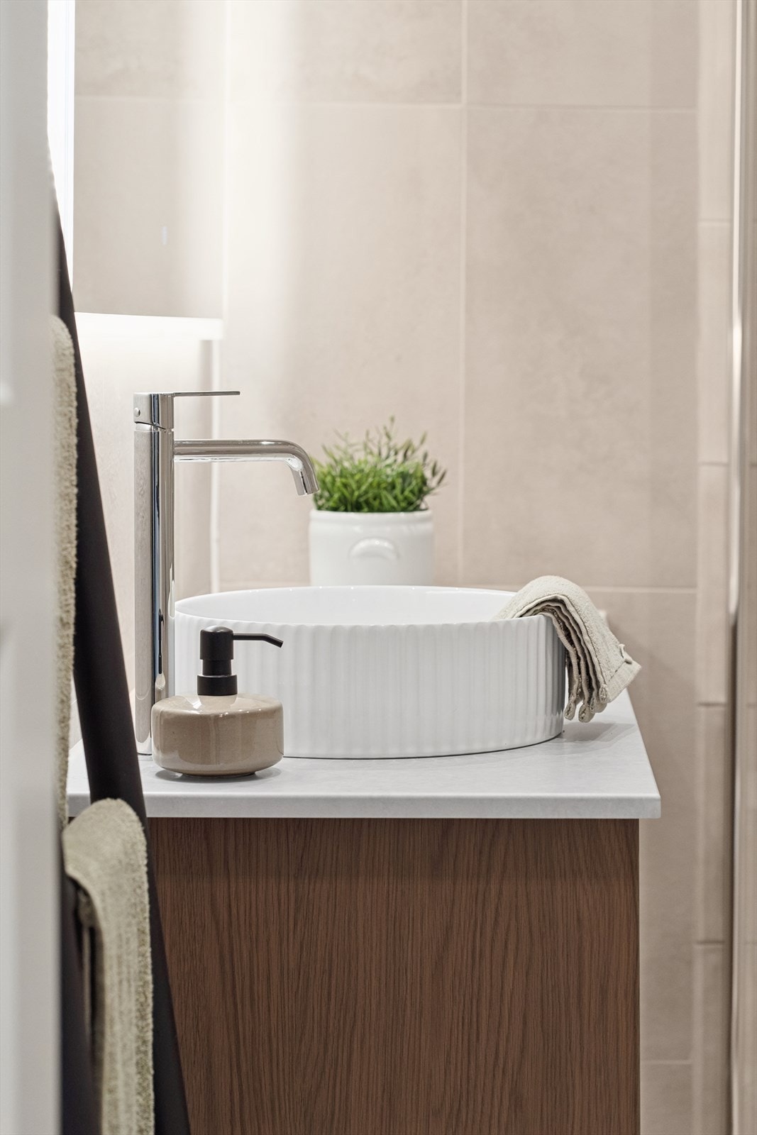 Her får du et stilrent og funksjonelt baderom som kombinerer estetikk med komfort. Galleribilde