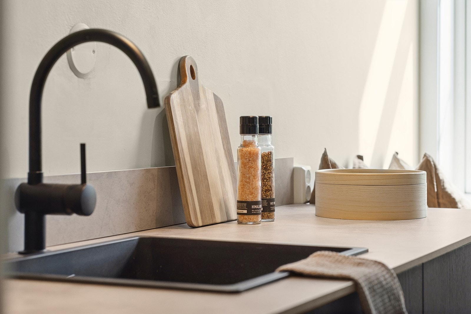 Kjøkkenet er utstyrt med integrerte hvitevarer som platetopp, komfyr, kjøl/frys, oppvaskmaskin og vinskap. Galleribilde