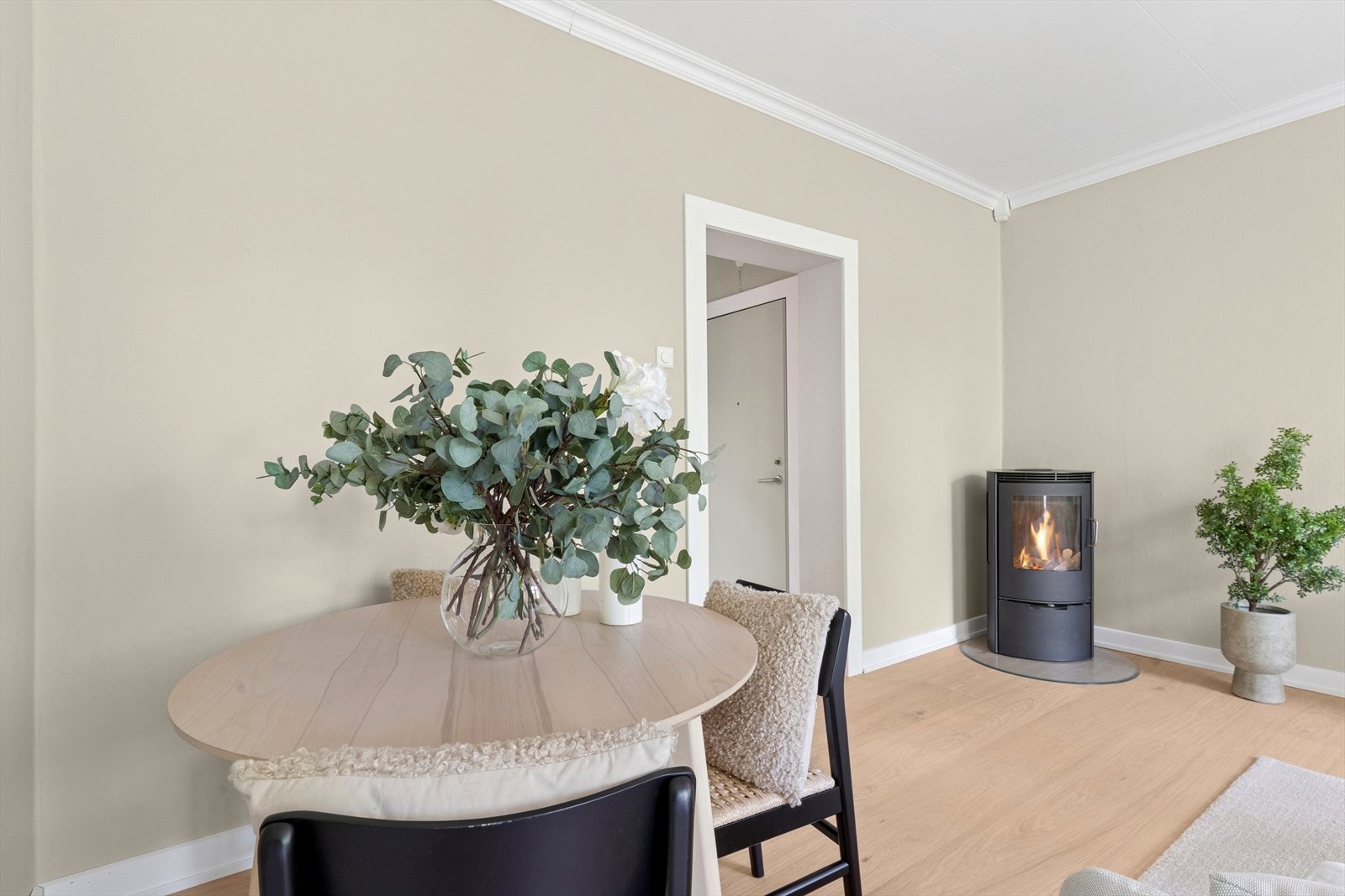 Her er det god plass til både sofagruppe, spisebord med tilhørende stoler og TV-møblement. Galleribilde