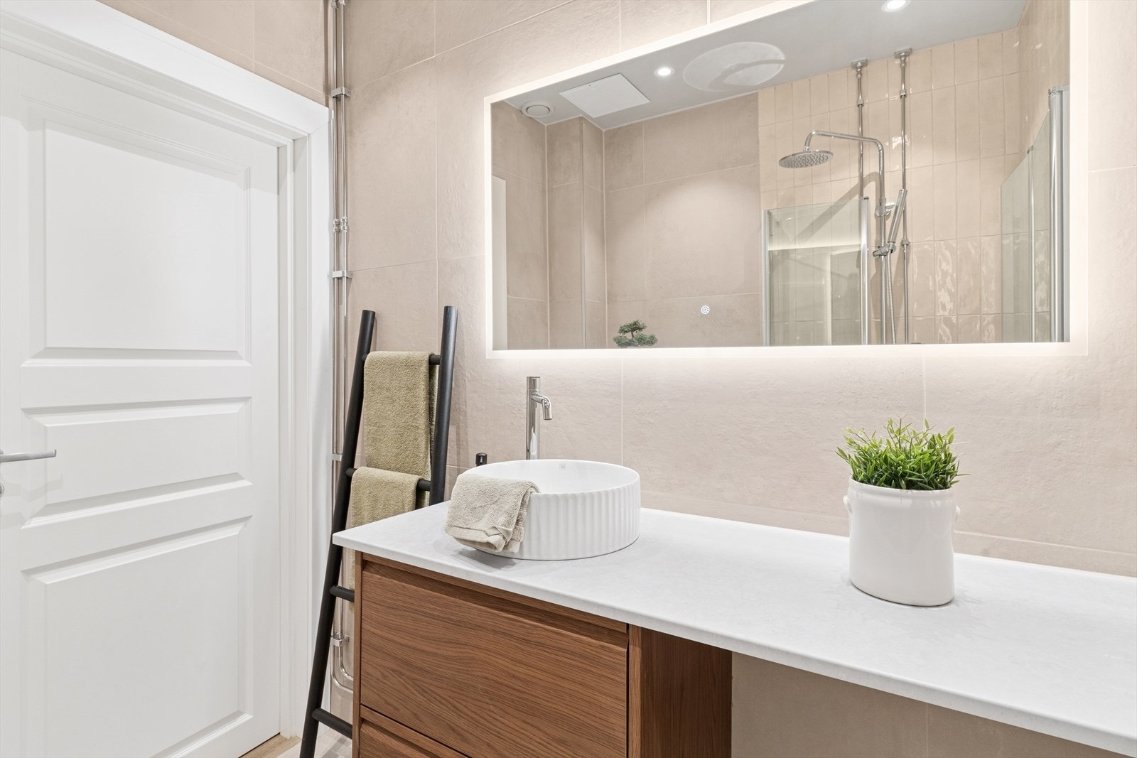 Ifølge eier ble badet opprinnelig pusset opp i regi av borettslaget i 2003, og i 2025 har det fått en fornyet og moderne overflatebehandling med "flis på flis", samt ny baderomsinnredning, dusjdører, toalett og blandebatteri. Galleribilde