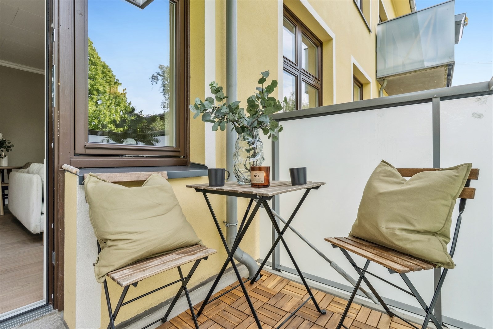 Fra stuen har du utgang til en solrik og trivelig balkong på ca. 4 kvm. Galleribilde