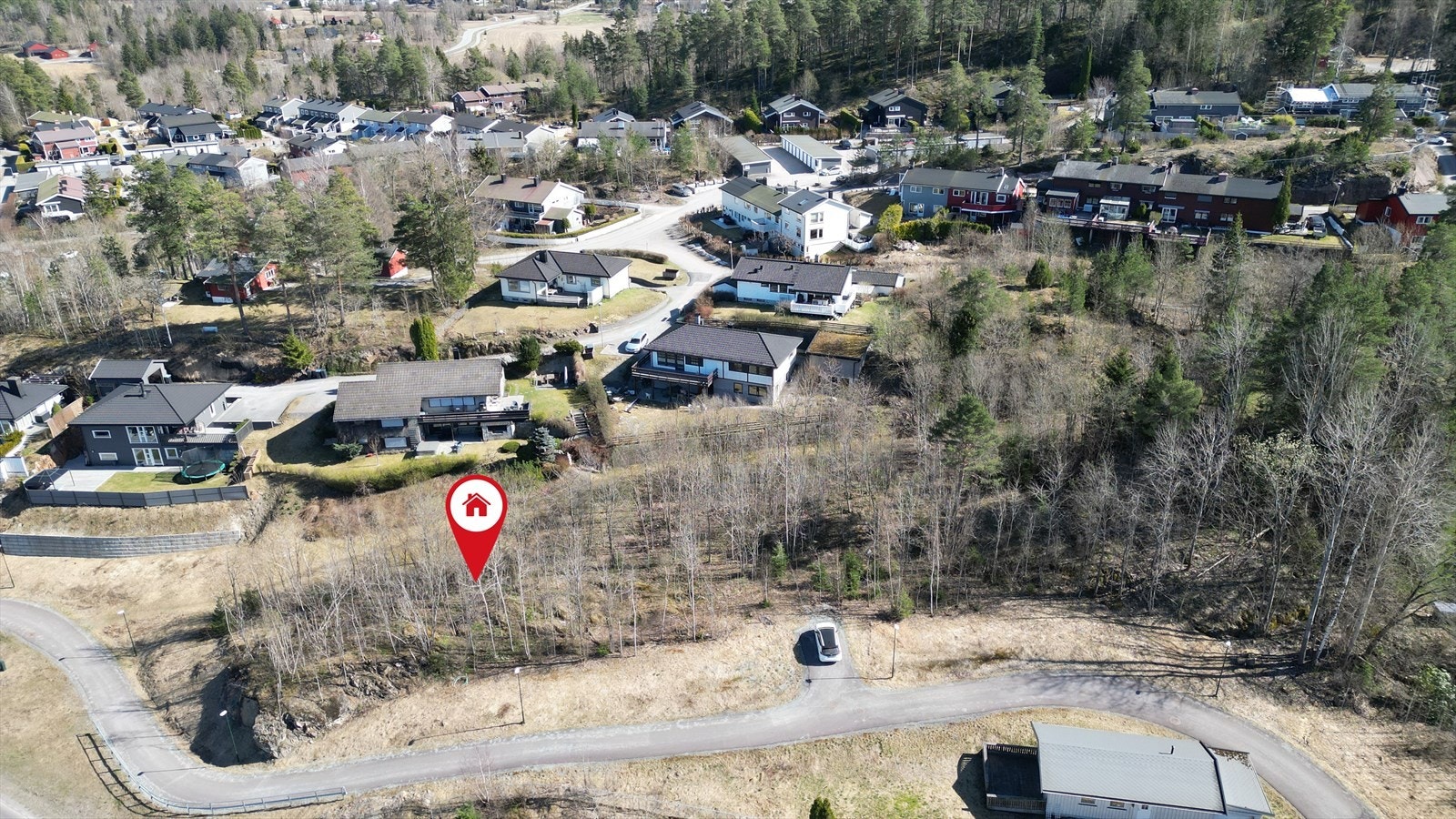 Røykenveien 346 er en ubebygget tomt 976 kvm, ideelt plassert i et landlig men samtidig sentralt boligområde. Galleribilde