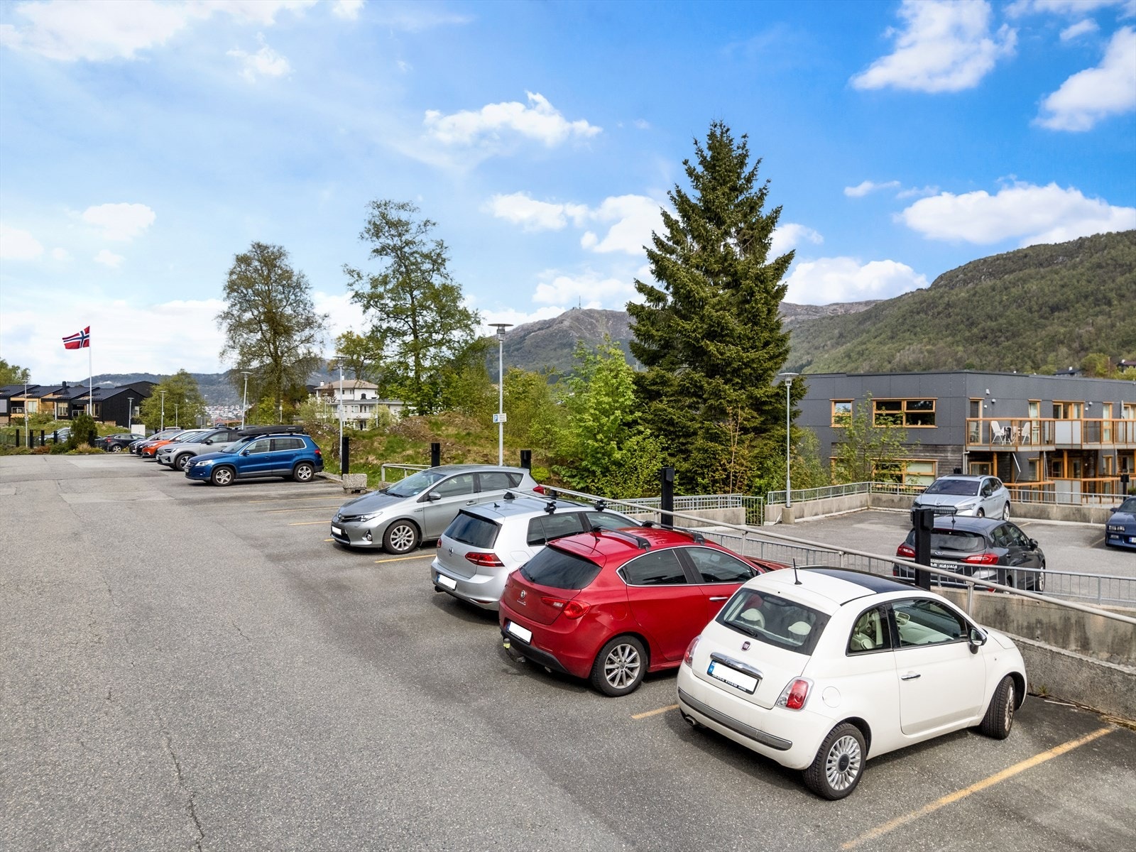 - Mulighet for leie av fast parkeringsplass i tillegg til at borettslaget har gjesteparkeringer - Galleribilde