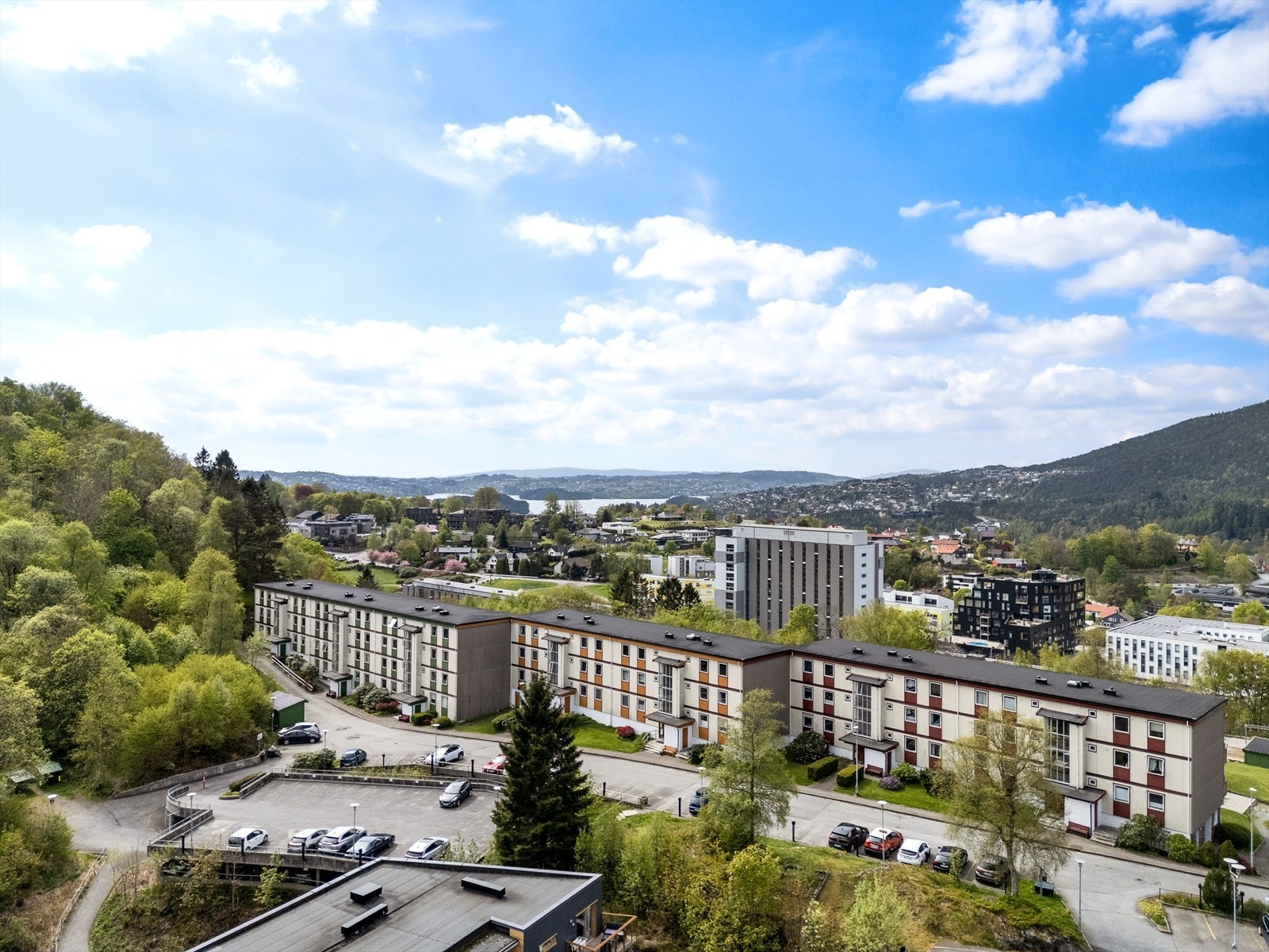 - Fra leiligheten er det 3 minutters gange til busstopp og 8 minutters gange til bybanen - Galleribilde