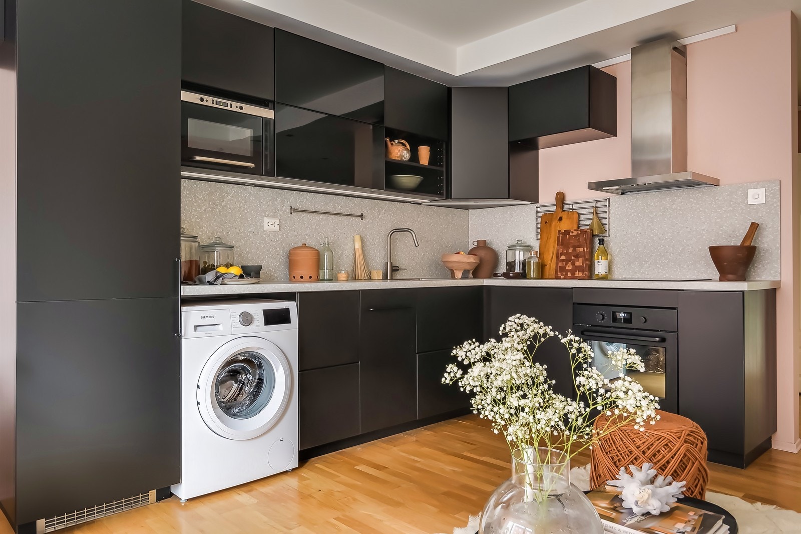 Leiligheten ligger i byggets 2. etasje og har en god standard. Hvitevarer medfølger. Galleribilde