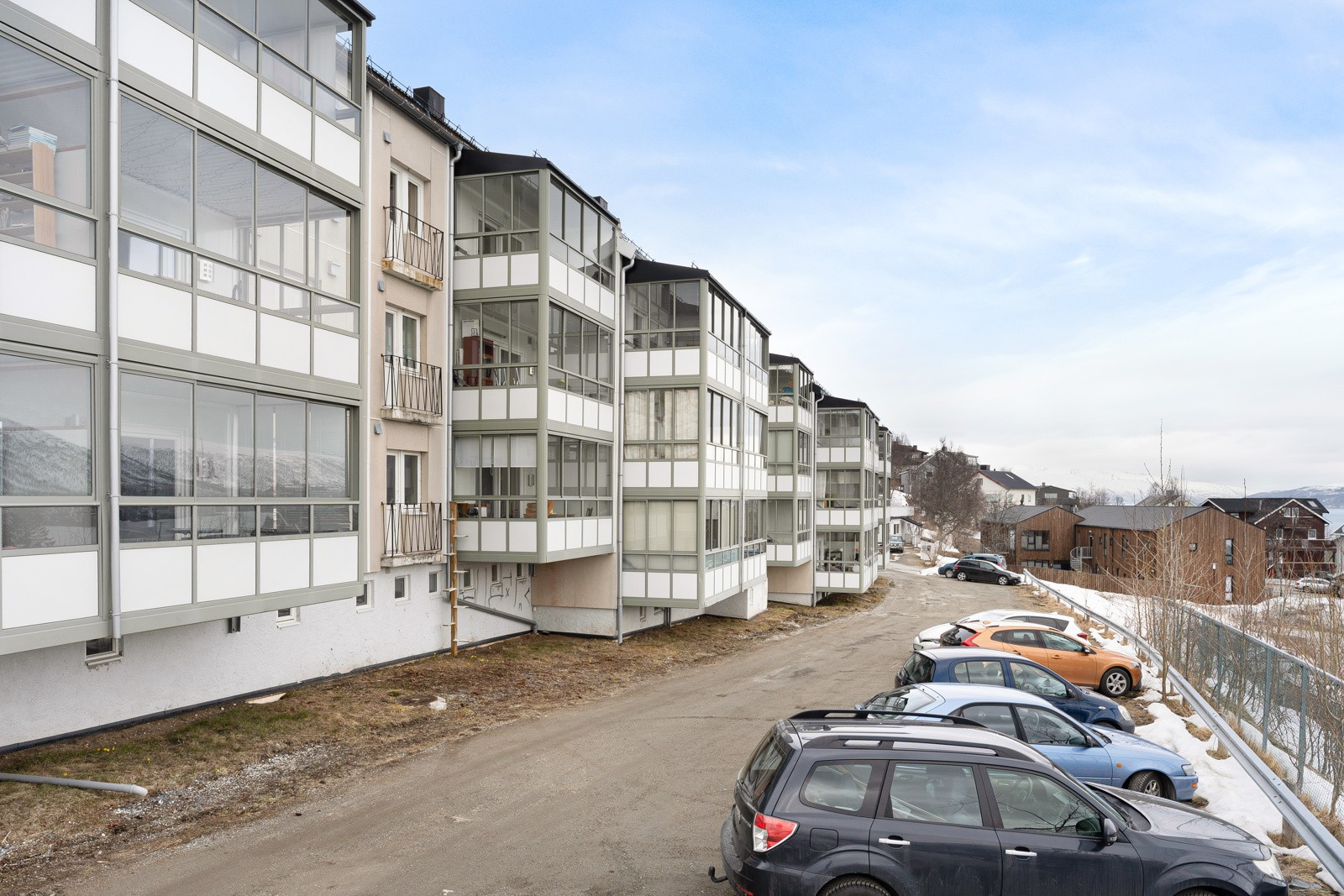 Aksjelaget har oppstillingsplasser for bil rett utenfor blokka.