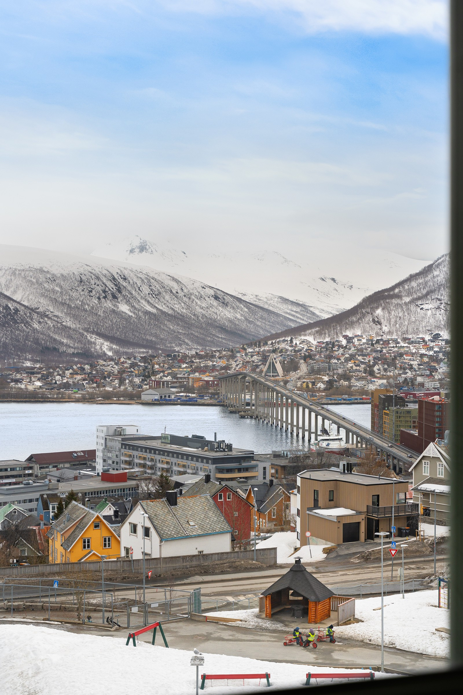 Her ser man både Tromsdalstinden, Tromsøbrua, Fjellheisen og Ishavskatedralen.