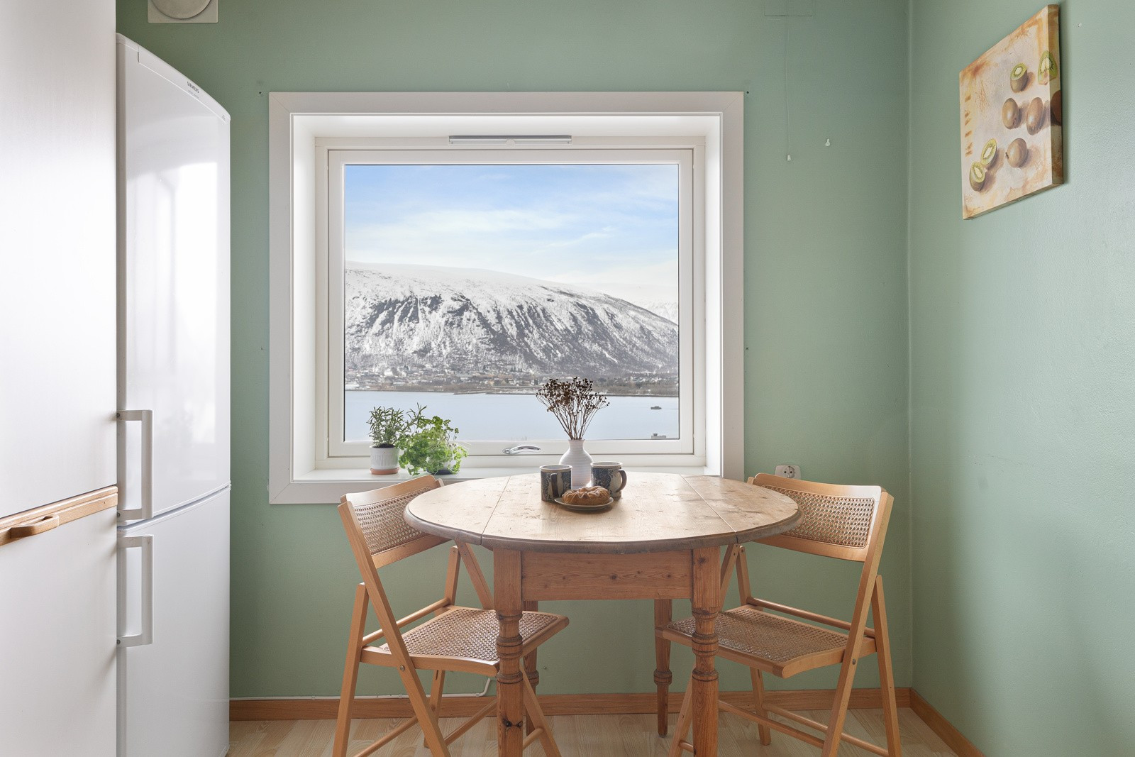 Kjøkkenet har plass for et lite spisebord. Herfra er det fantastisk utsikt.