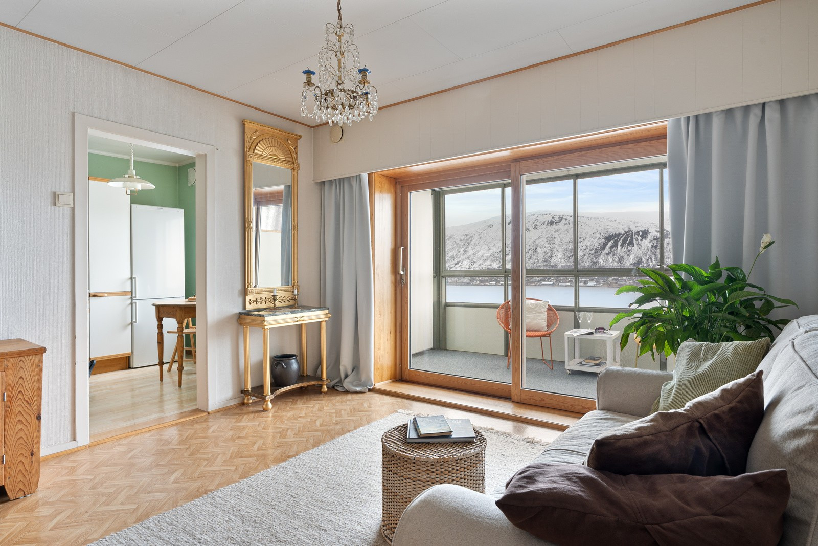 Stuen har god plass for både sofagruppe og spisebord.