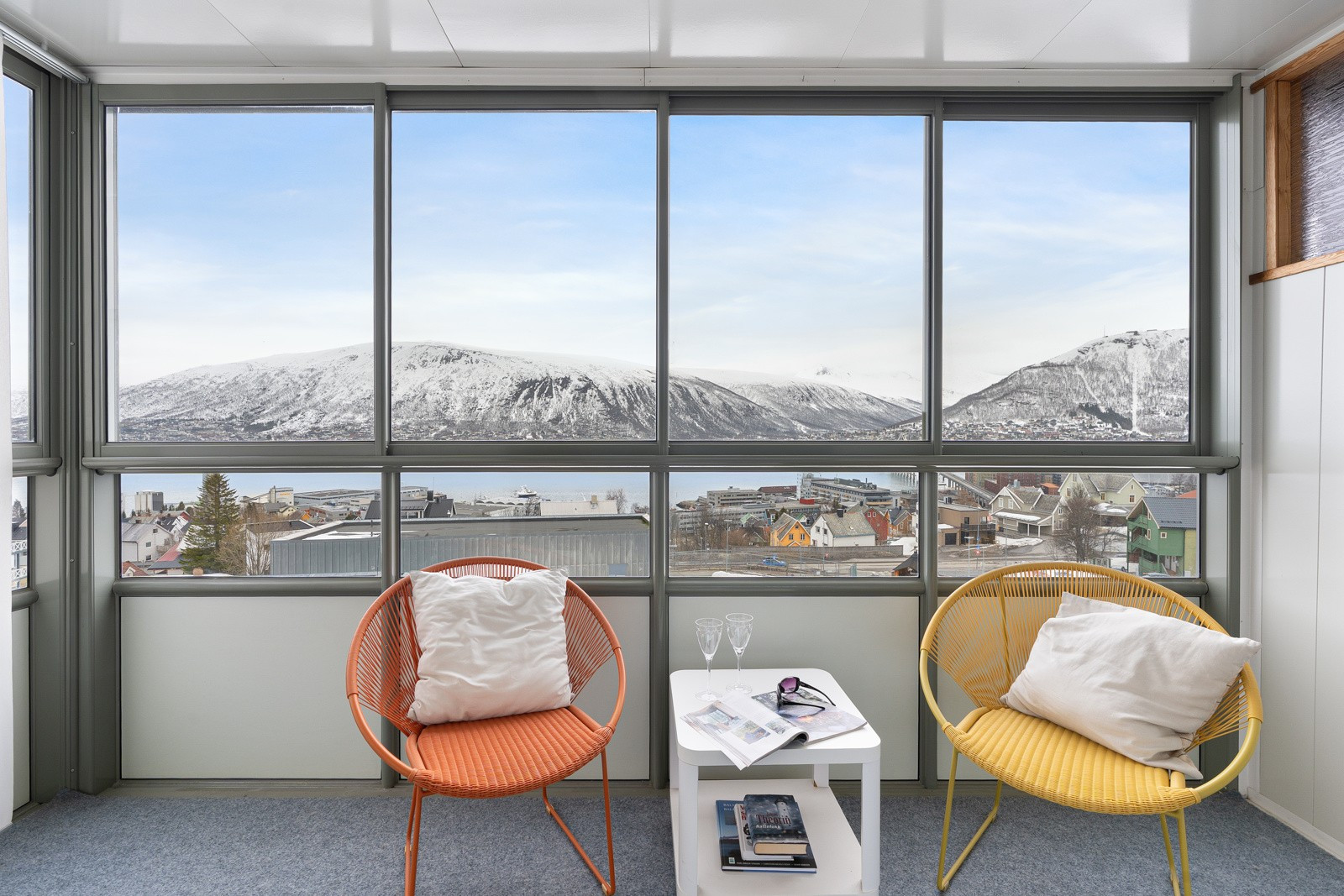 Ut fra stuen har man en stor innglasset balkong med fantastisk utsikt.