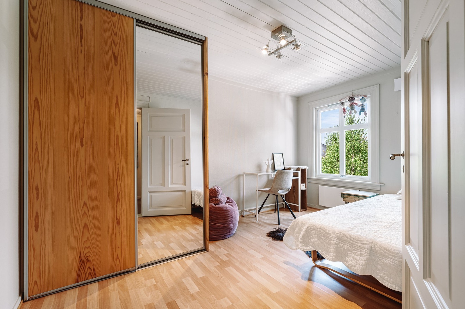 Soverom I med stor garderobe Galleribilde