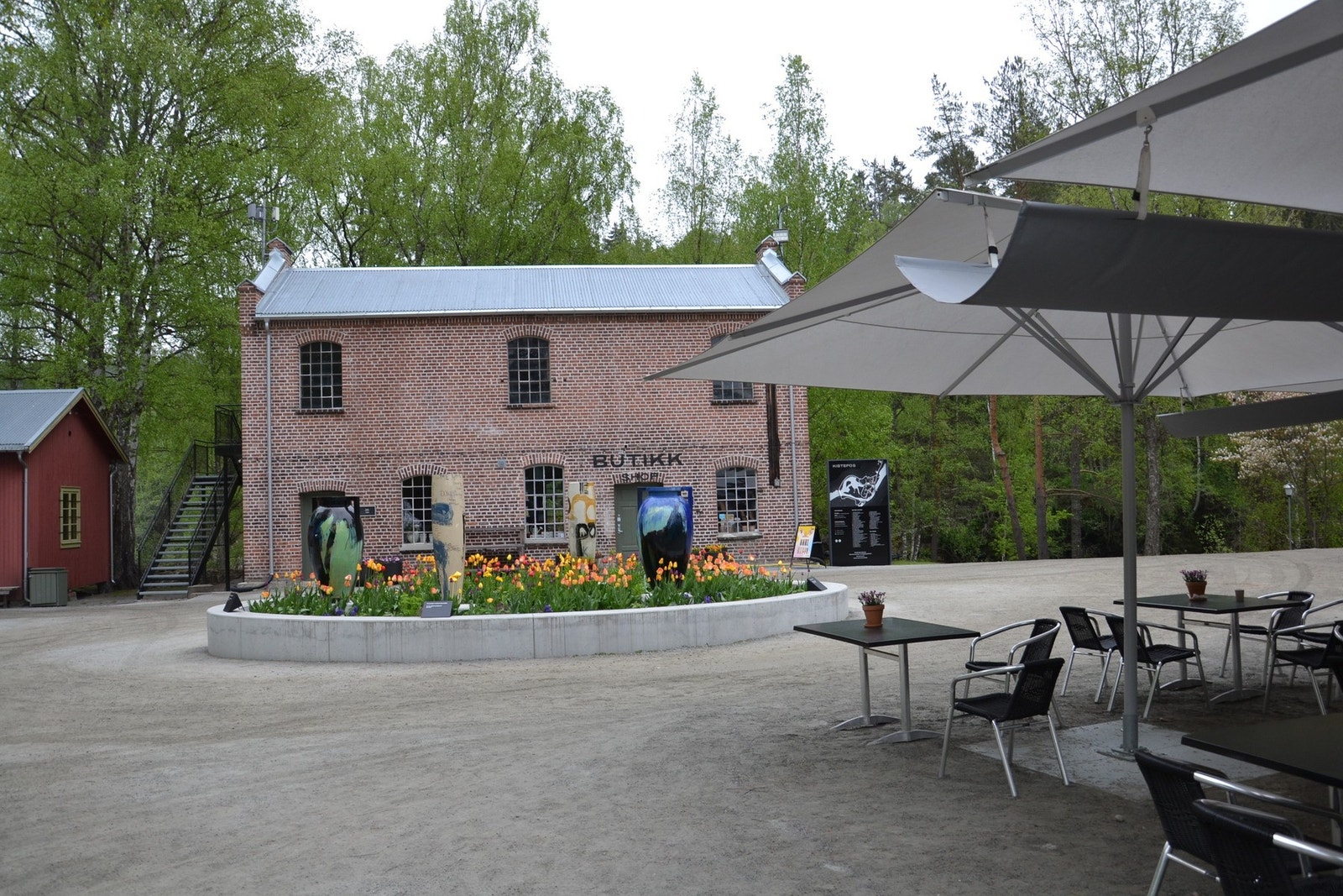 Kistefoss museet ligger i umiddelbar nærhet og har bl.a. en populær cafè Galleribilde