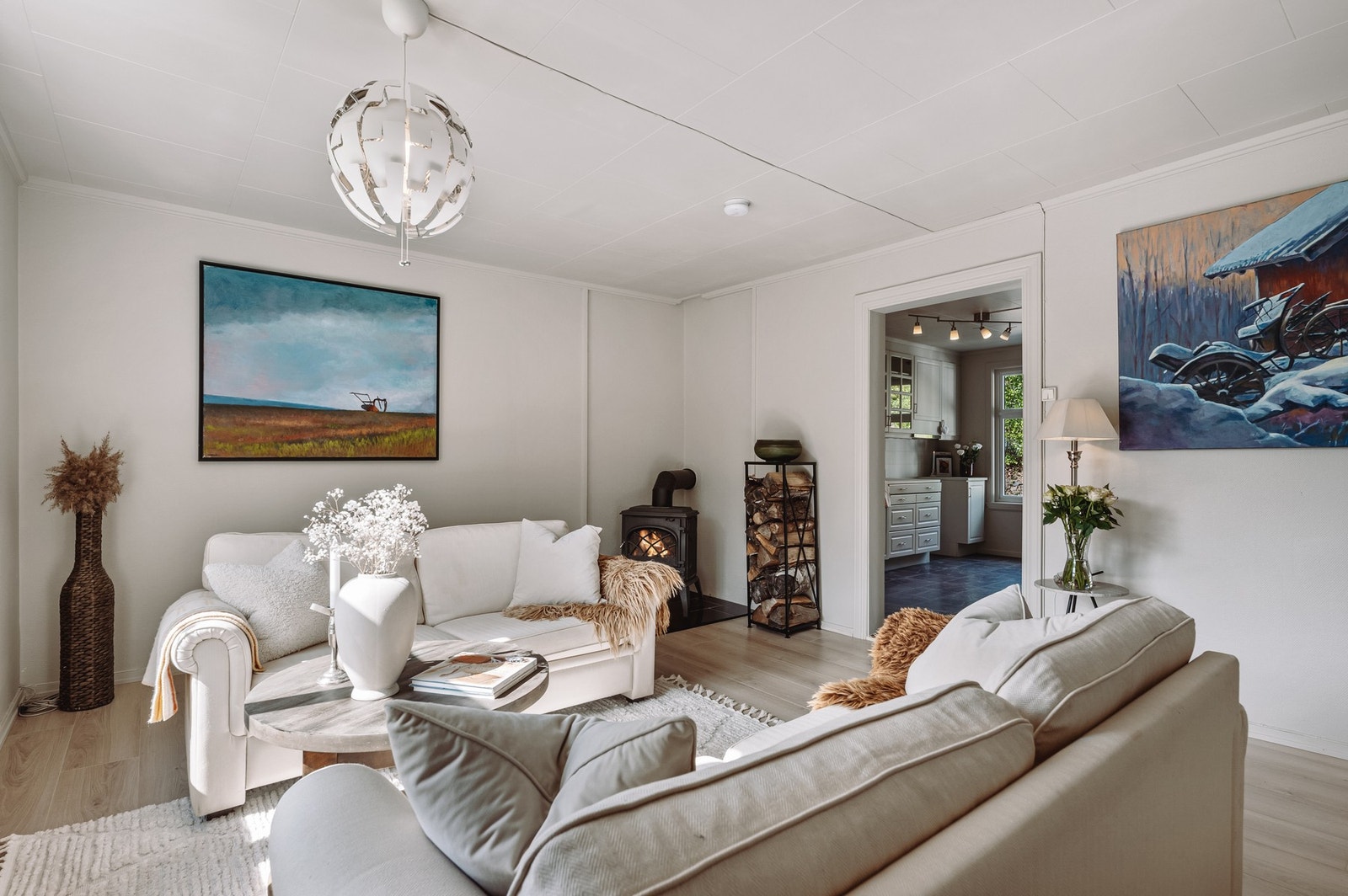 Romslig lys og koselig stue Galleribilde
