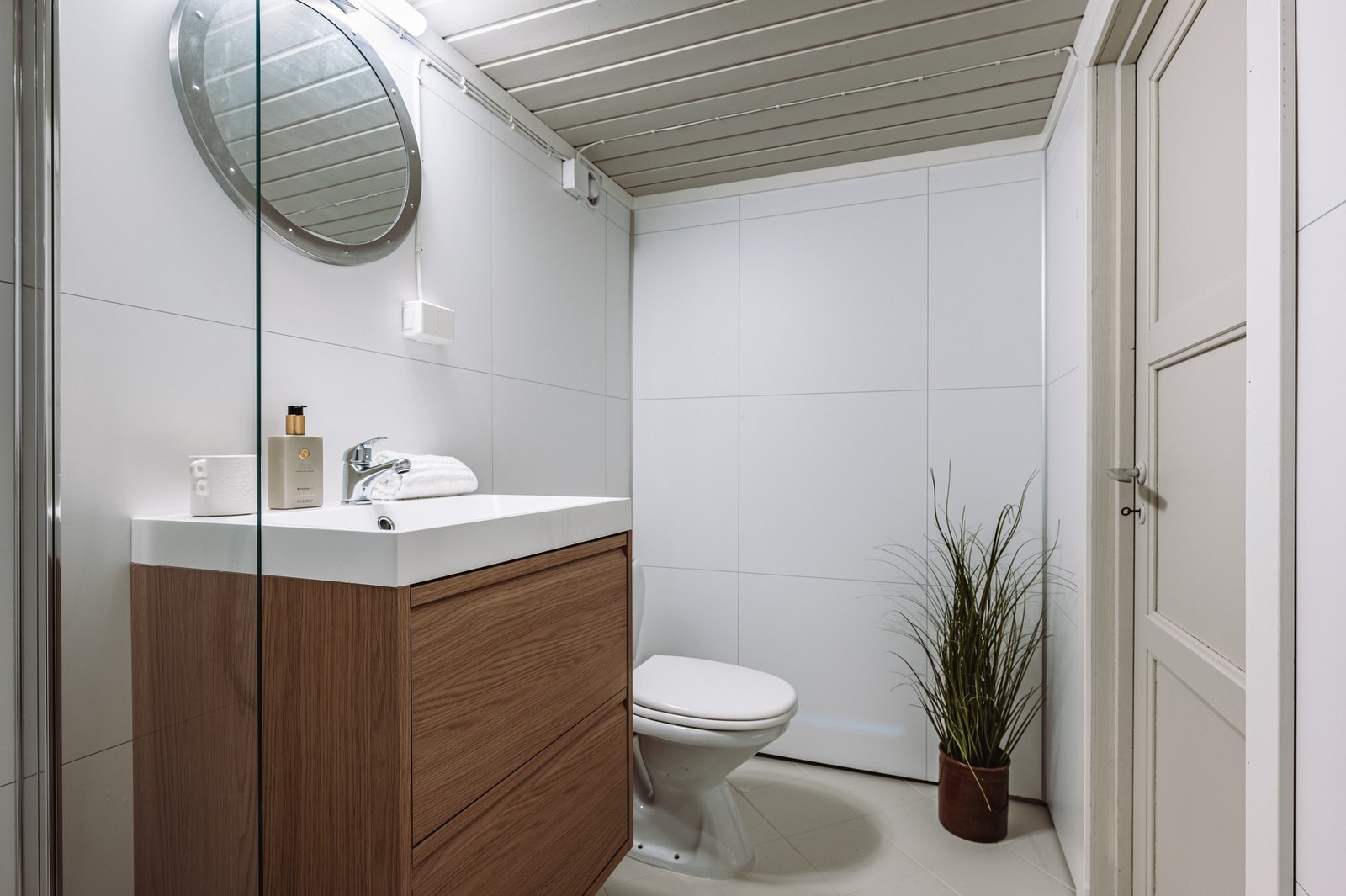 Bad med dusj, vask og wc Galleribilde
