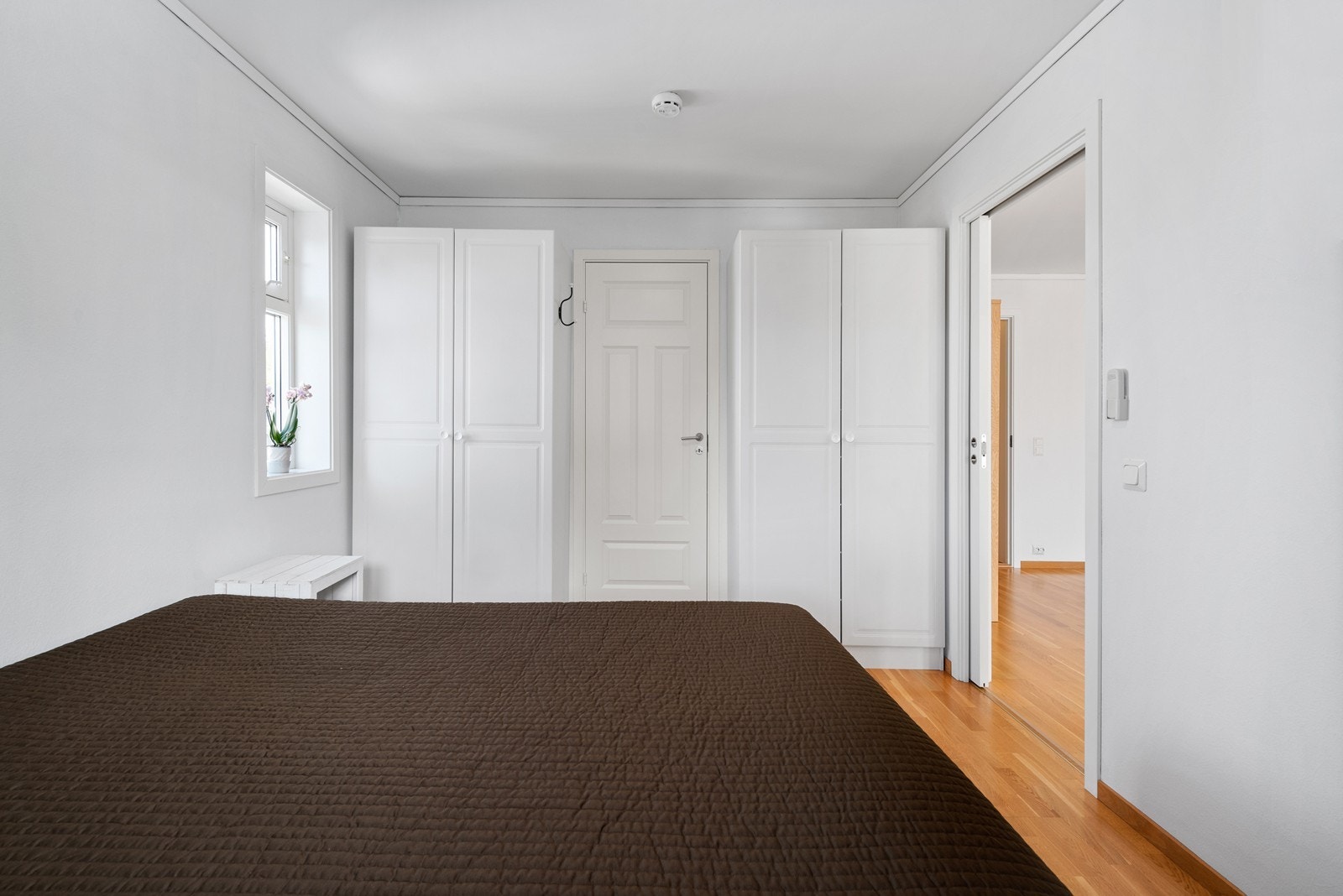 Godt med garderobeplass og inngang til bod/ garderobe på innsiden av soverommet Galleribilde