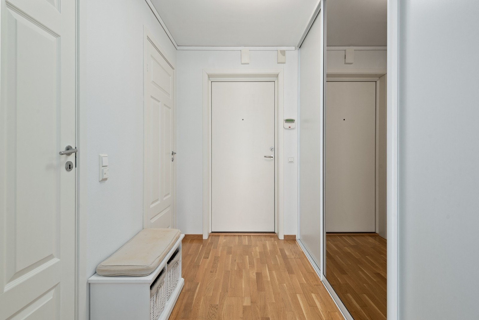 Romslig skyvedørsgarderobe i gangen Galleribilde