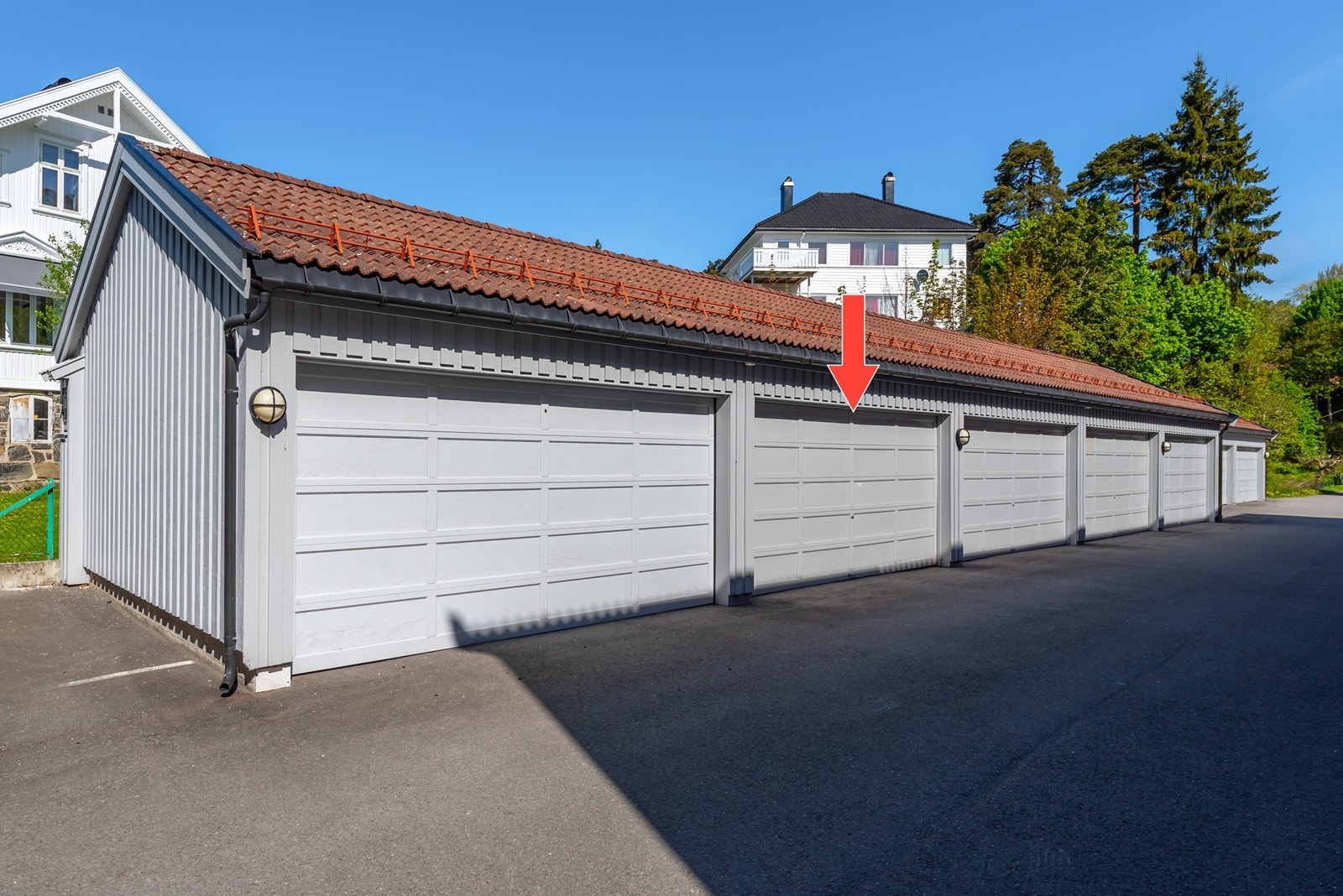 Garasjeplass medfølger, godt med gjesteparkering Galleribilde