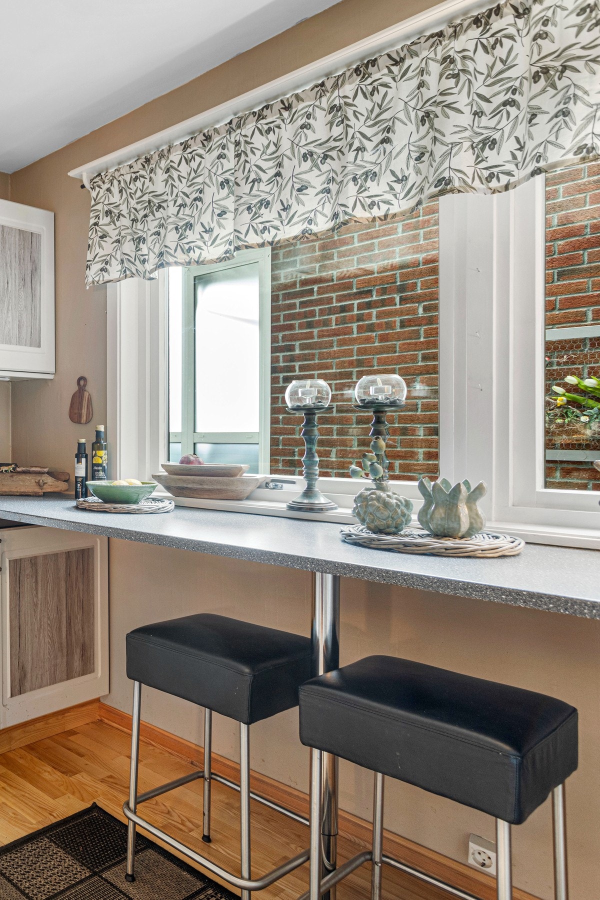 Kjøkkenet har godt med benkeplass og deler er i dag benyttet som frokostplass. Galleribilde