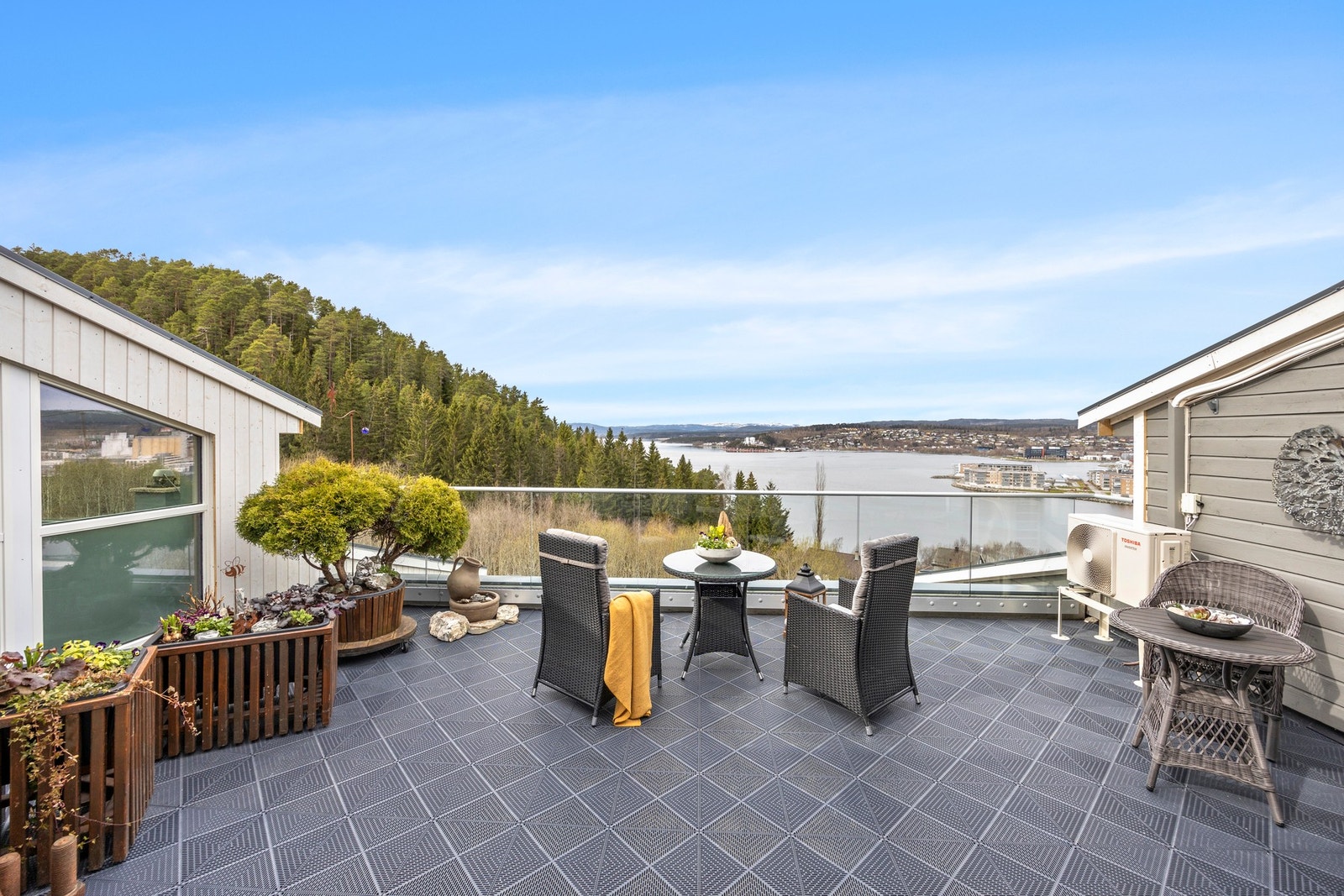 Terrasseleilighet med fantastisk utsikt over fjorden og mot byen! Galleribilde