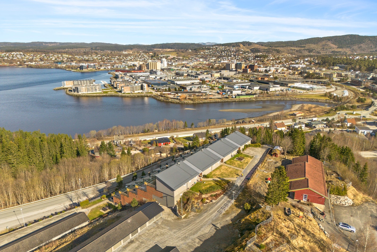 Sentralt beliggende med kort vei til sentrum med kjøpesenter og andre servicefasiliteter Galleribilde