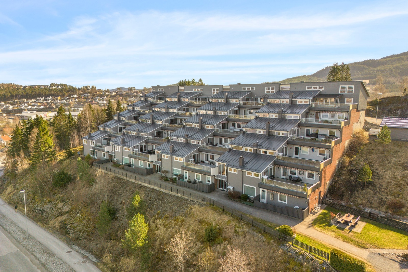 Rusleavstand opp til Lø barnehage og Lø skole, samt idrettsanlegg. Galleribilde