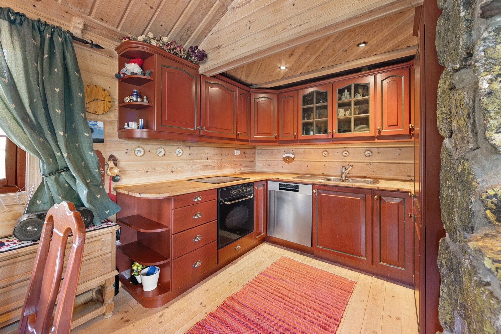 Kjøkkenet har godt med benkeplass på 4,6m og god plass i over og underskap. Galleribilde