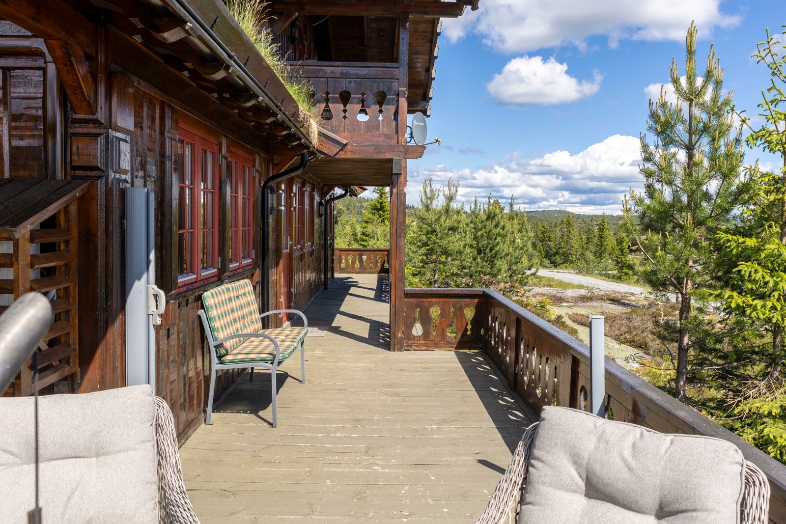 Flott terrasse med vakker utsikt. Galleribilde