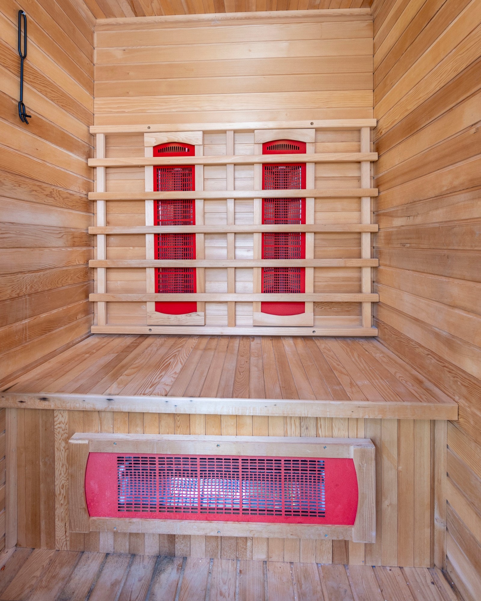 Badstuen har god plass til fire sitteplasser. Galleribilde