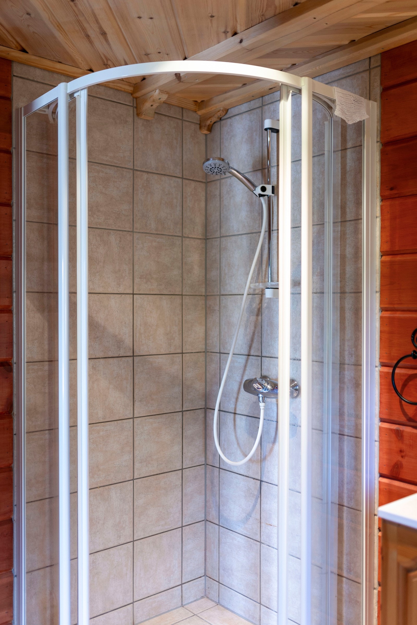 Dusj med fliser i våtsone. Galleribilde