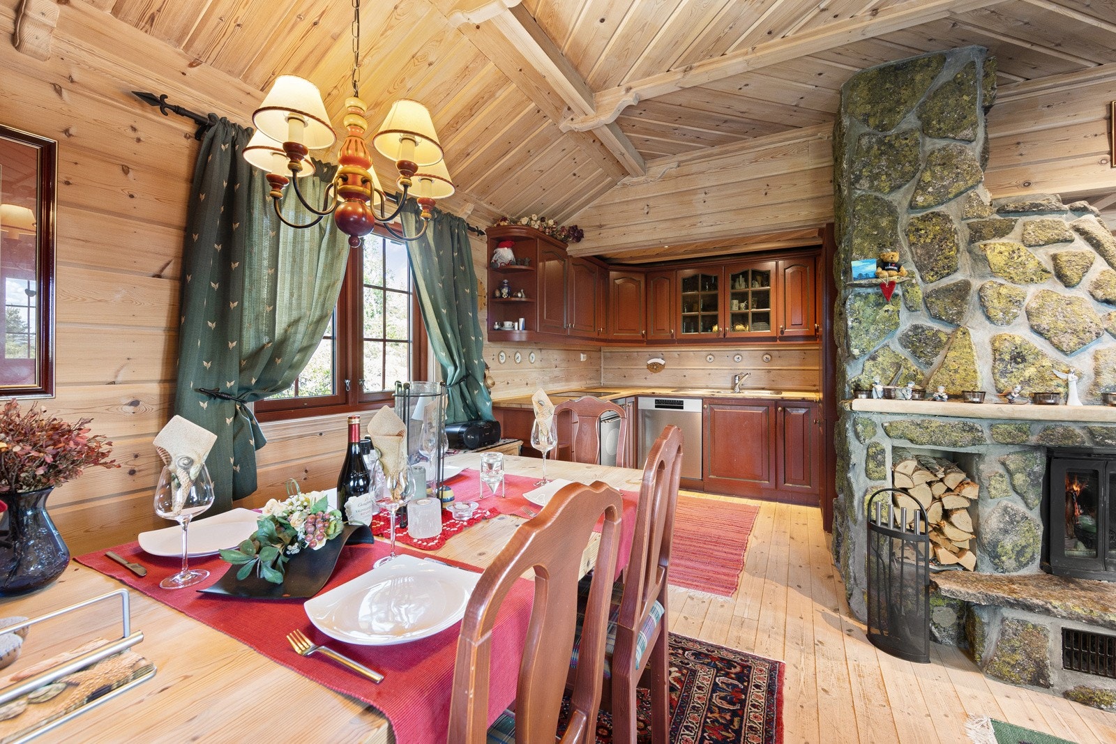 Fra spisebordet er det åpent inn til kjøkkenet. Her står ikke kokken alene. Galleribilde