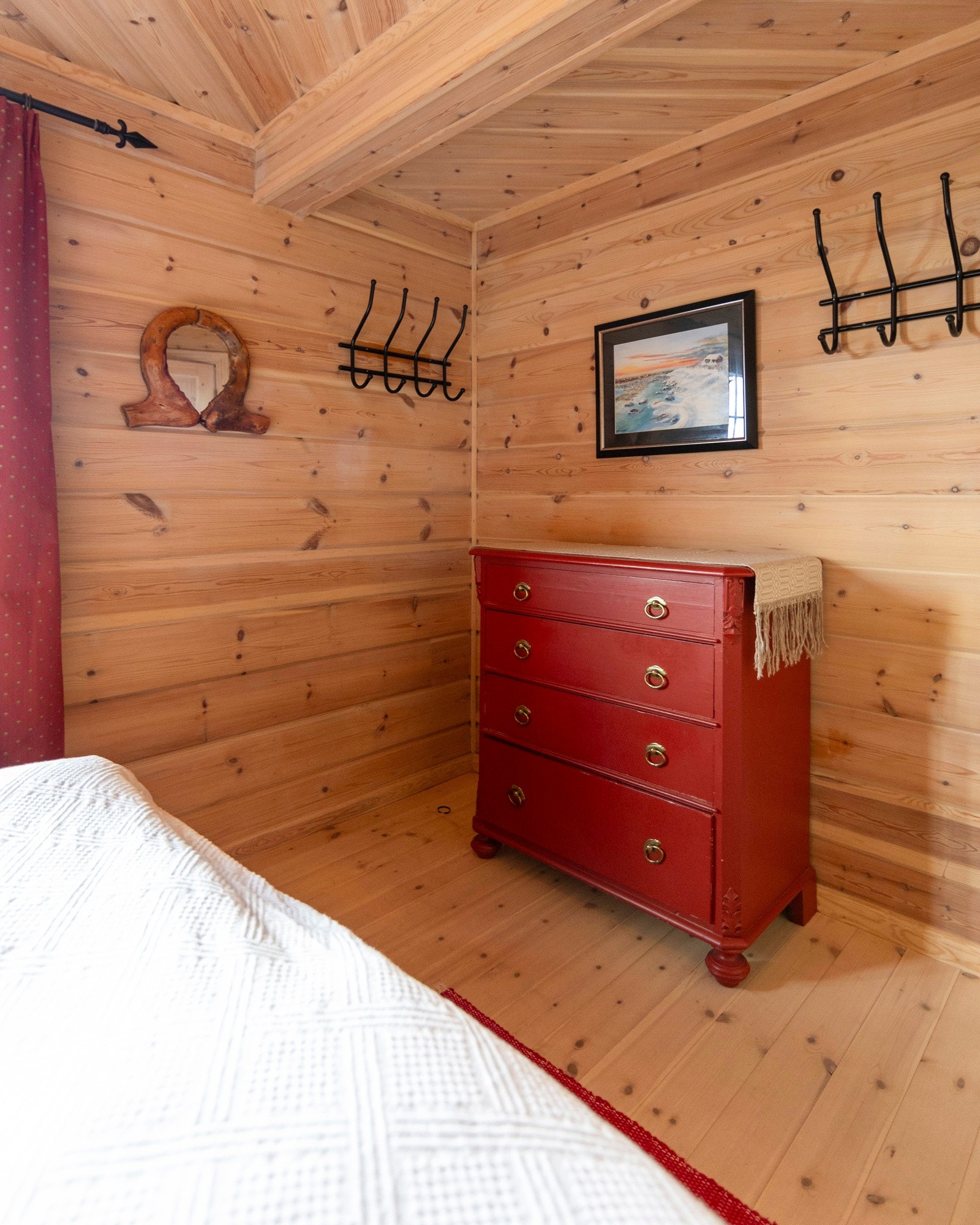 God plass til kommode og skap på hovedsoverom. Galleribilde