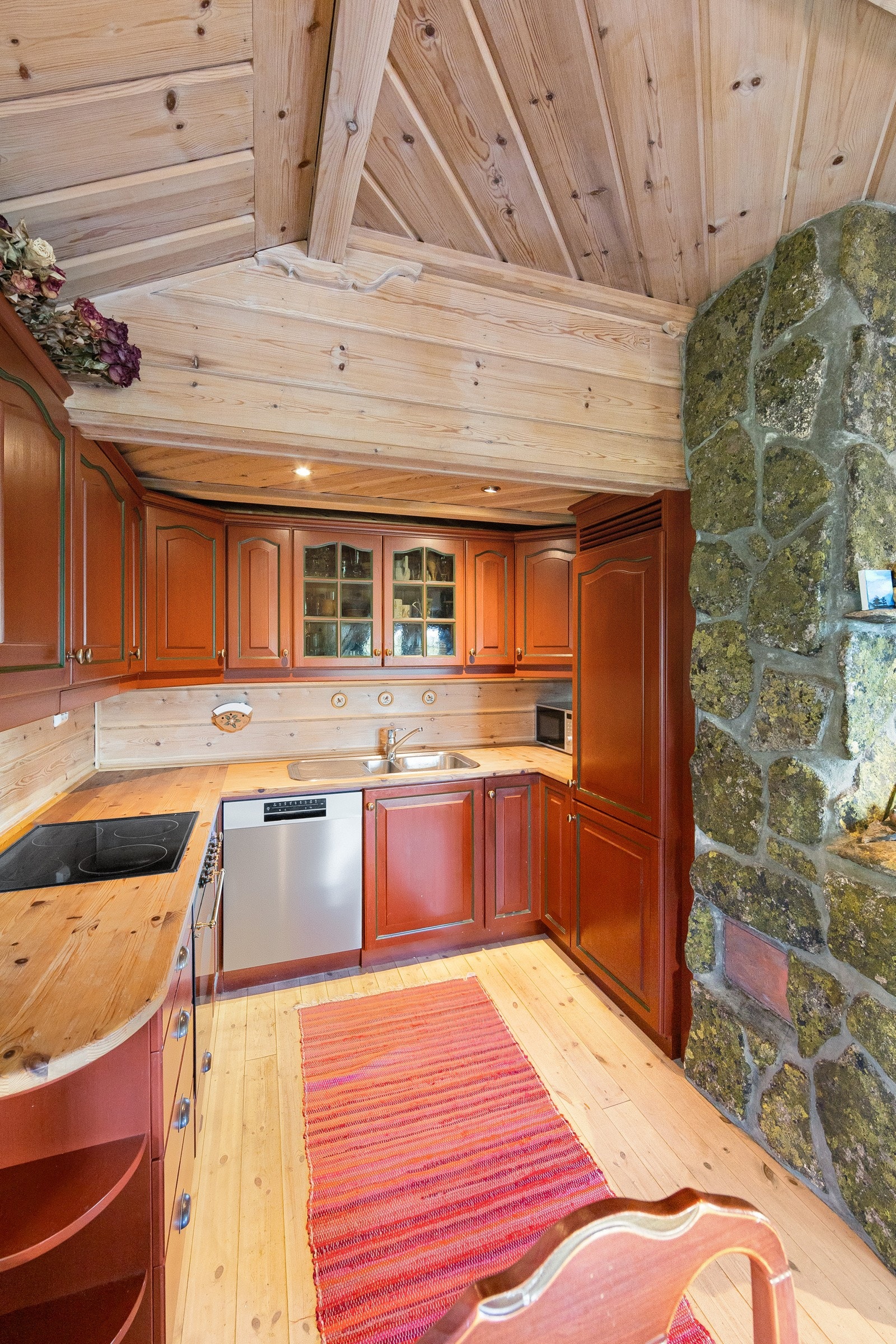 Klassisk kjøkken med hel-tre benkeplate. Galleribilde