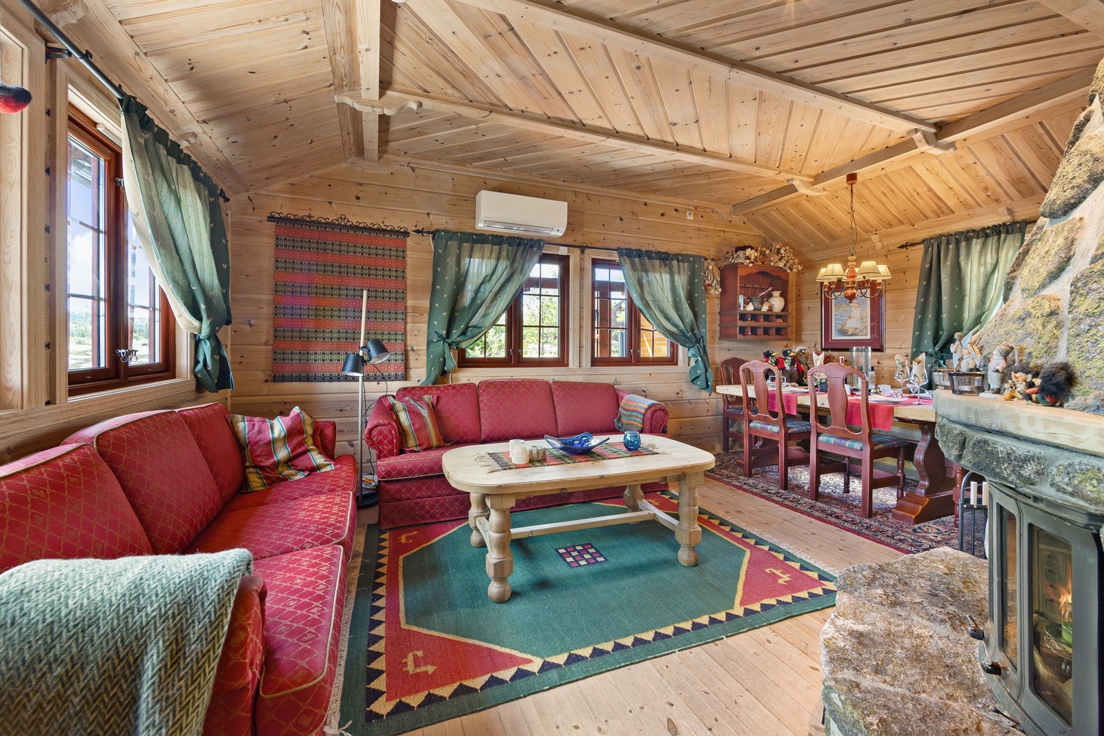 Her er det god plass til sofa og spisegruppe der du og dine nære kan samles etter en lang dag ute i de vakre omgivelsene. Galleribilde