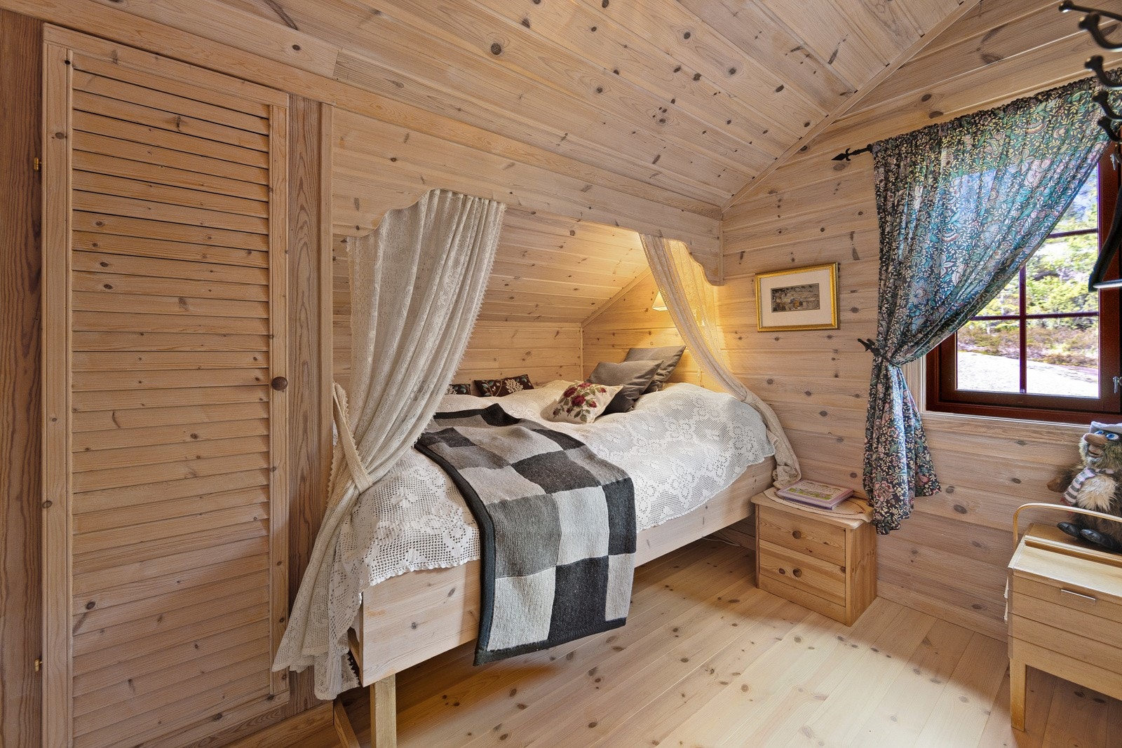 Soverom med plass til dobbeltseng og innebygd skapplass. Galleribilde