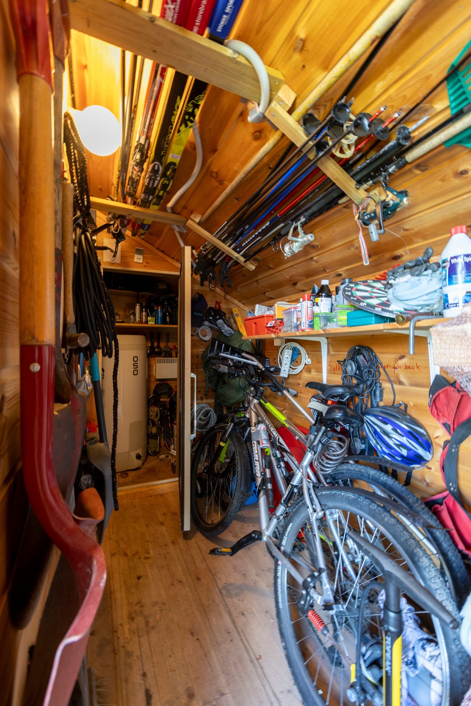 Innvendig bod. Her er det plass til ski og sykler. Galleribilde