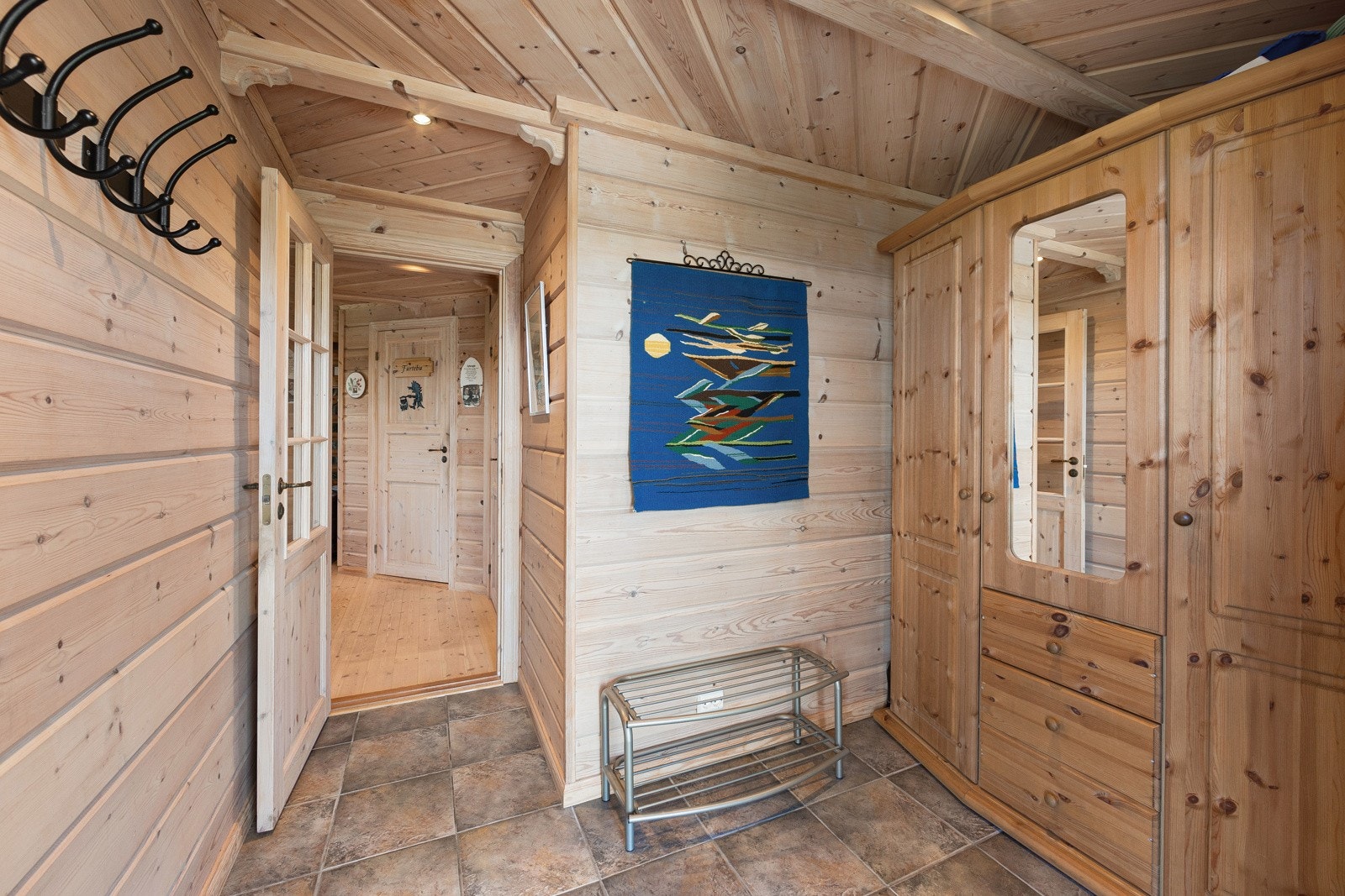 Velkommen inn! flott entré med god plass til oppbevaring skap. Galleribilde