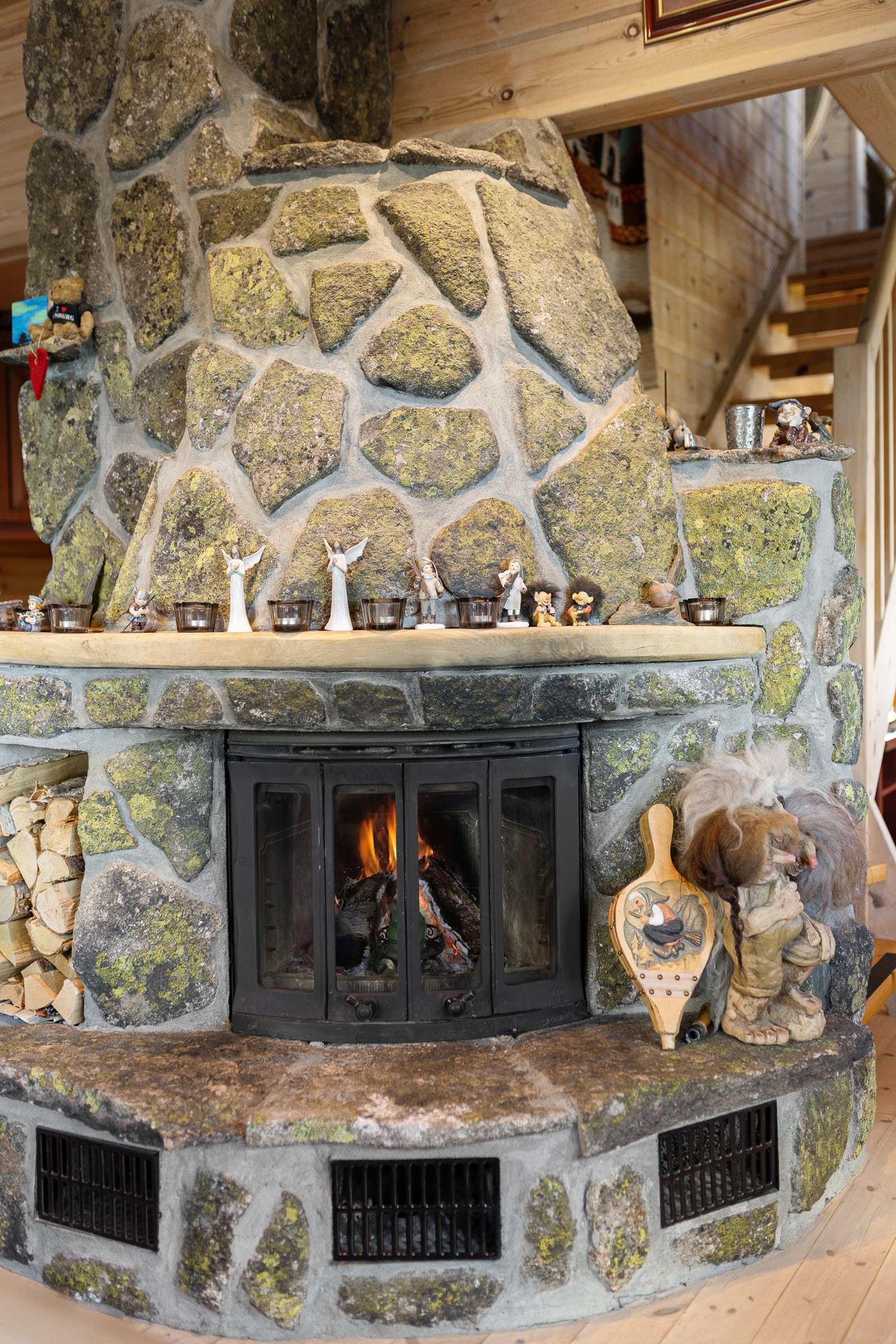 Flott peis forblendet i mosestein murt med rentbrennende peisinnsats. Galleribilde