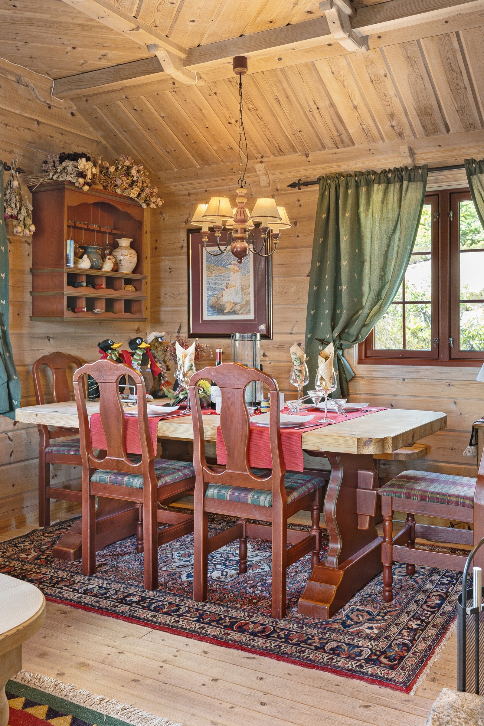 God plass til stort spisebord. Galleribilde