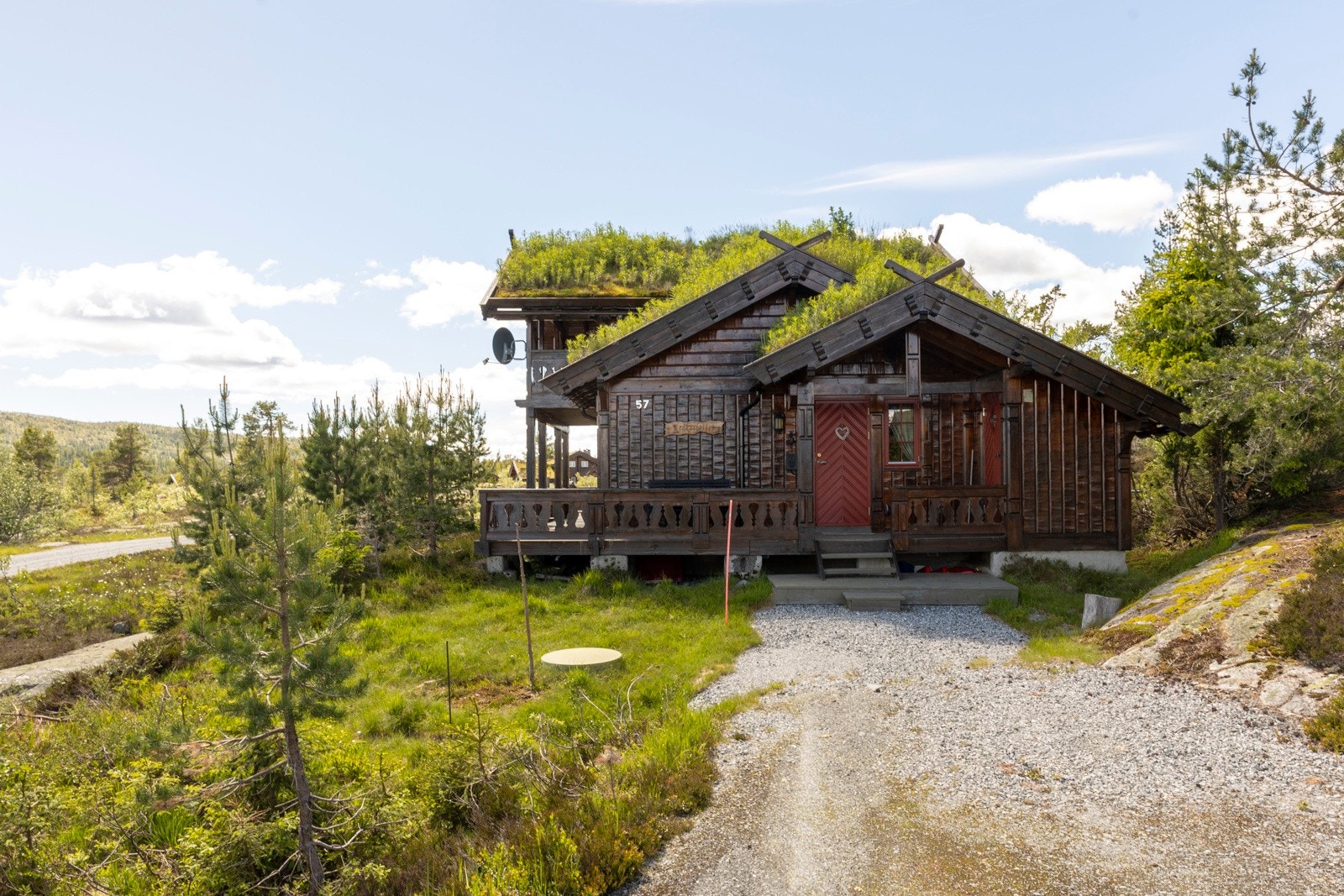 Parkeringsplasser i forkant av inngangsparti. Galleribilde