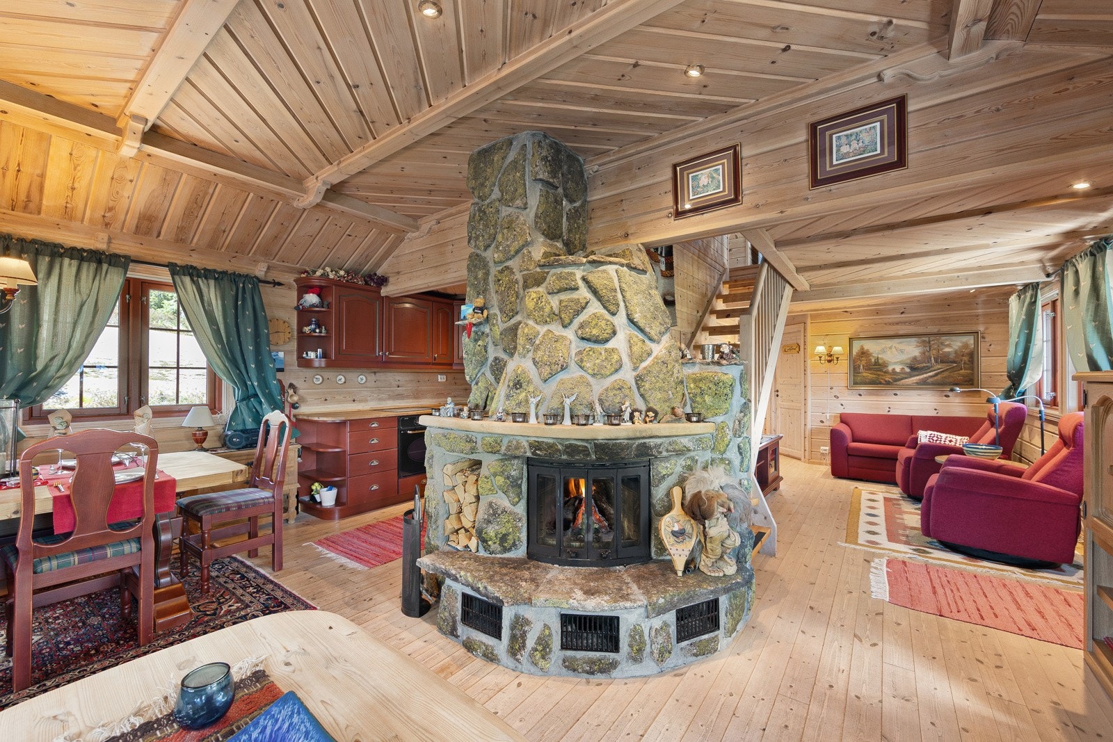 Åpen kjøkken stue løsning for sosiale kvelder med familie og venner. Galleribilde