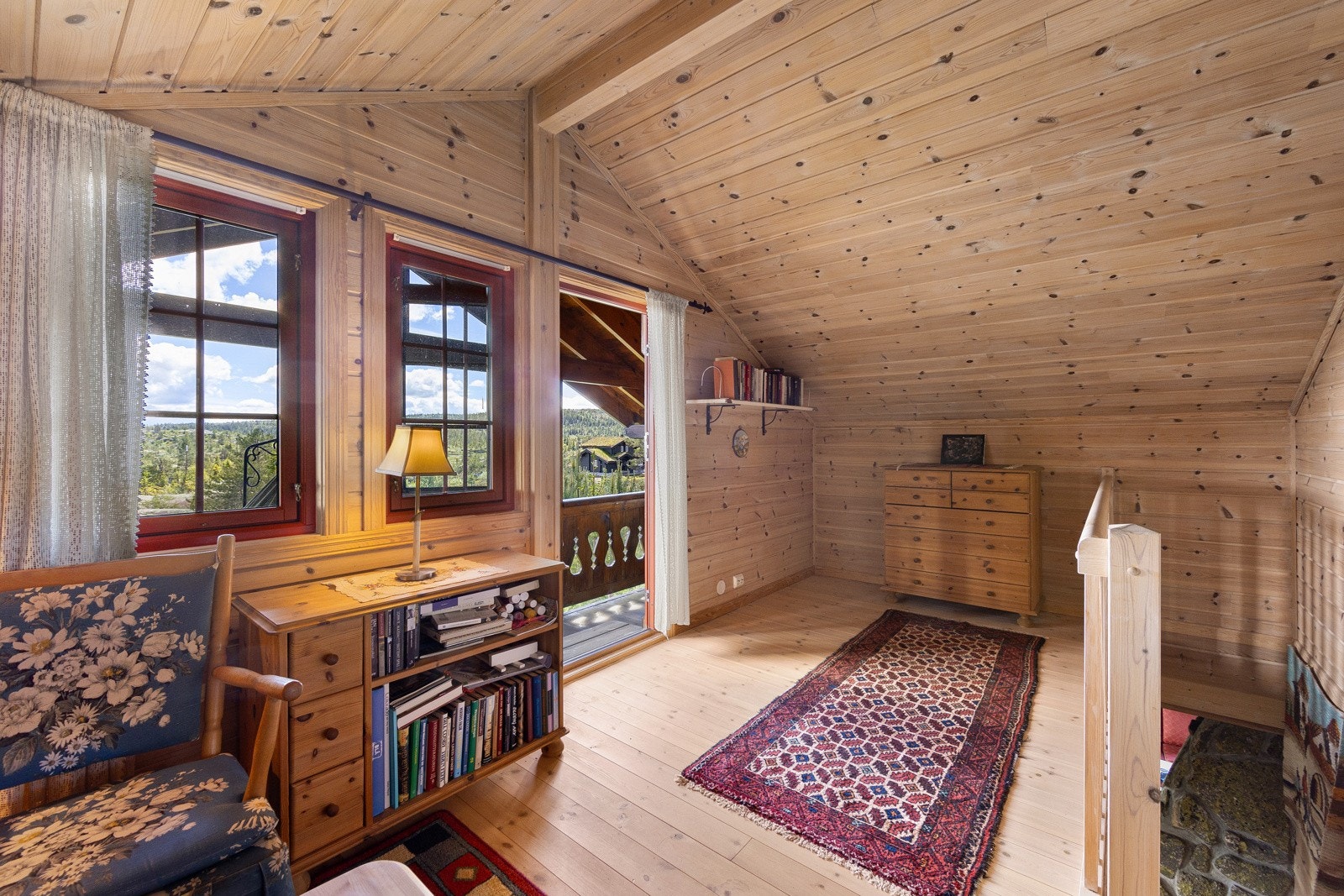 Godt med naturlig lys fra vindu og utgang til balkong. Galleribilde