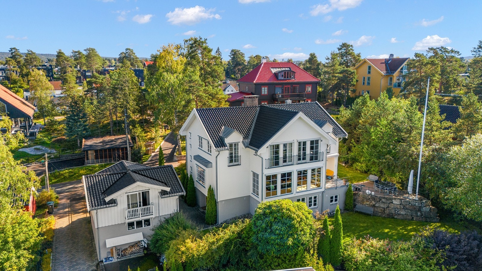 Ved siden av huset står det en garasje med egen leilighet i andre etasje, bestående av stue, kjøkken, bad og soverom. Galleribilde