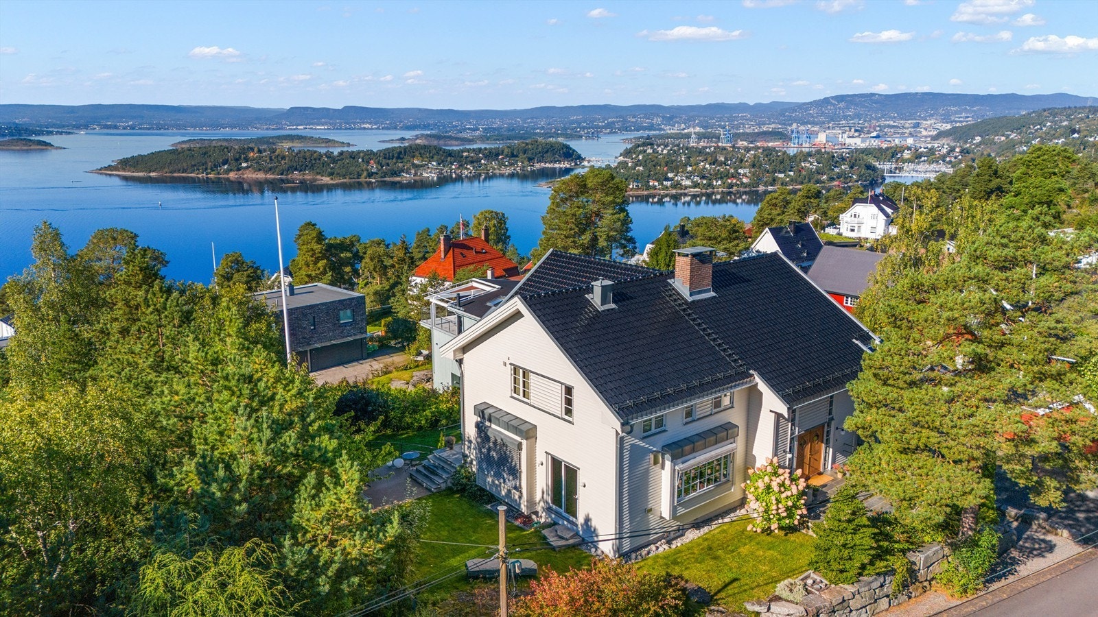 Boligen har en meget attraktiv beliggenhet, i en stille og rolig blindvei med gangavstand til alle hverdagsfasiliteter. Galleribilde